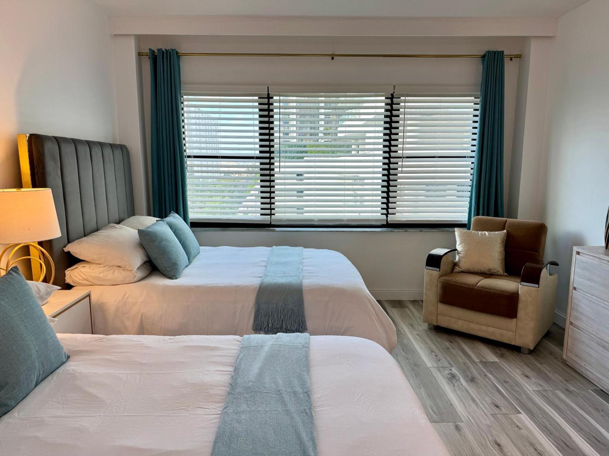 Apartment Directly On The With Pool & Parking