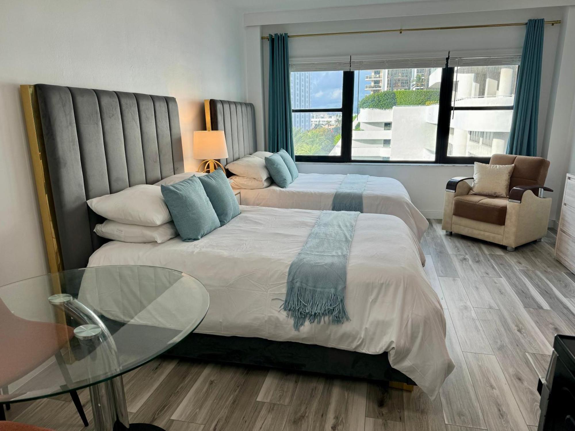 Directly On The With Pool & Parking * Miami Beach