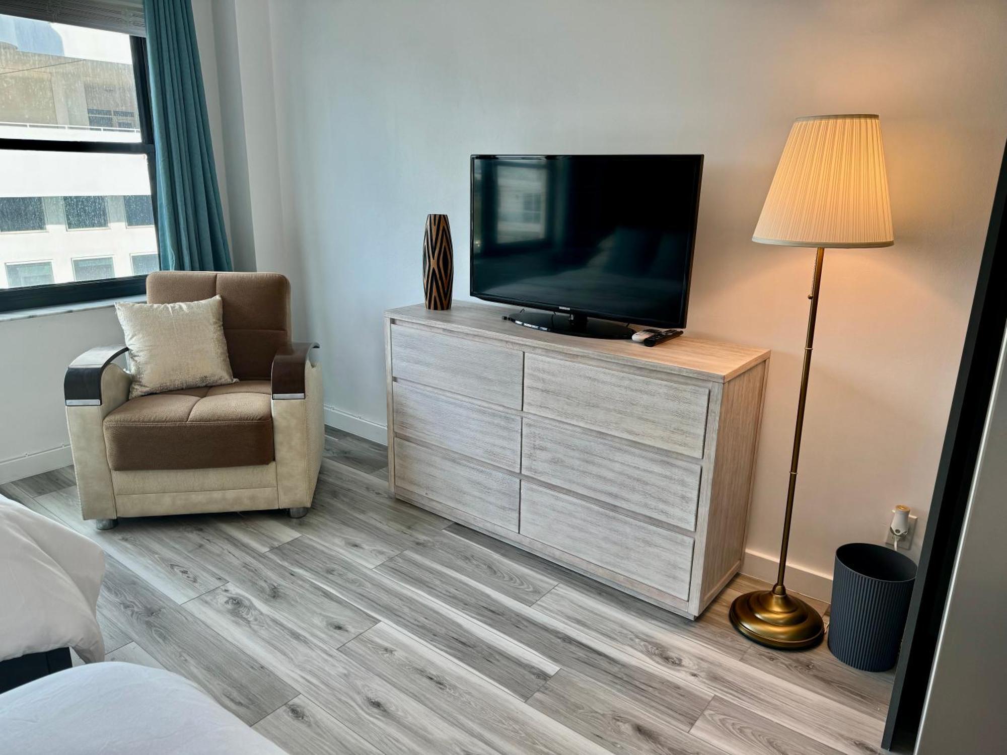 Apartment Directly On The With Pool & Parking *