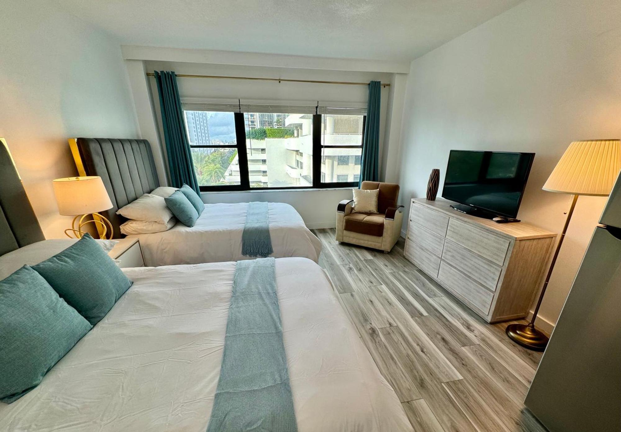 Apartment Directly On The With Pool & Parking *