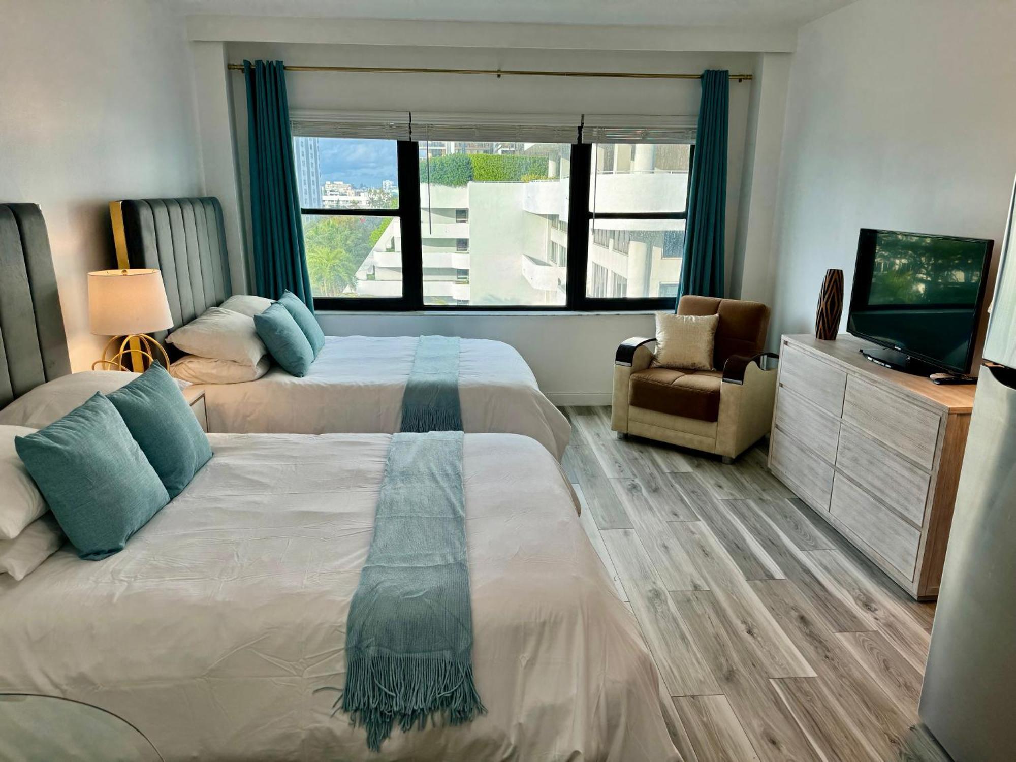Apartment Directly On The With Pool & Parking