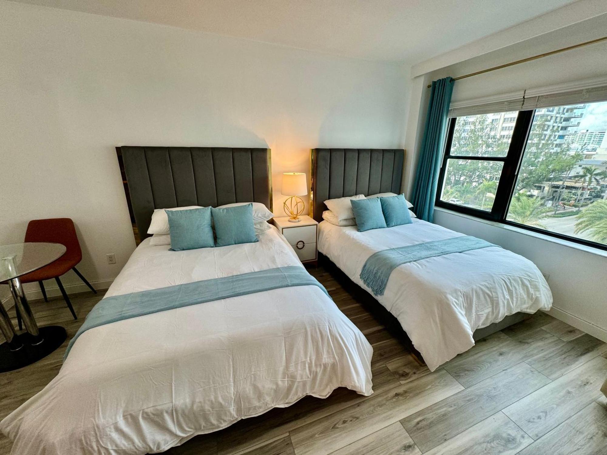 Directly On The With Pool & Parking Apartment *