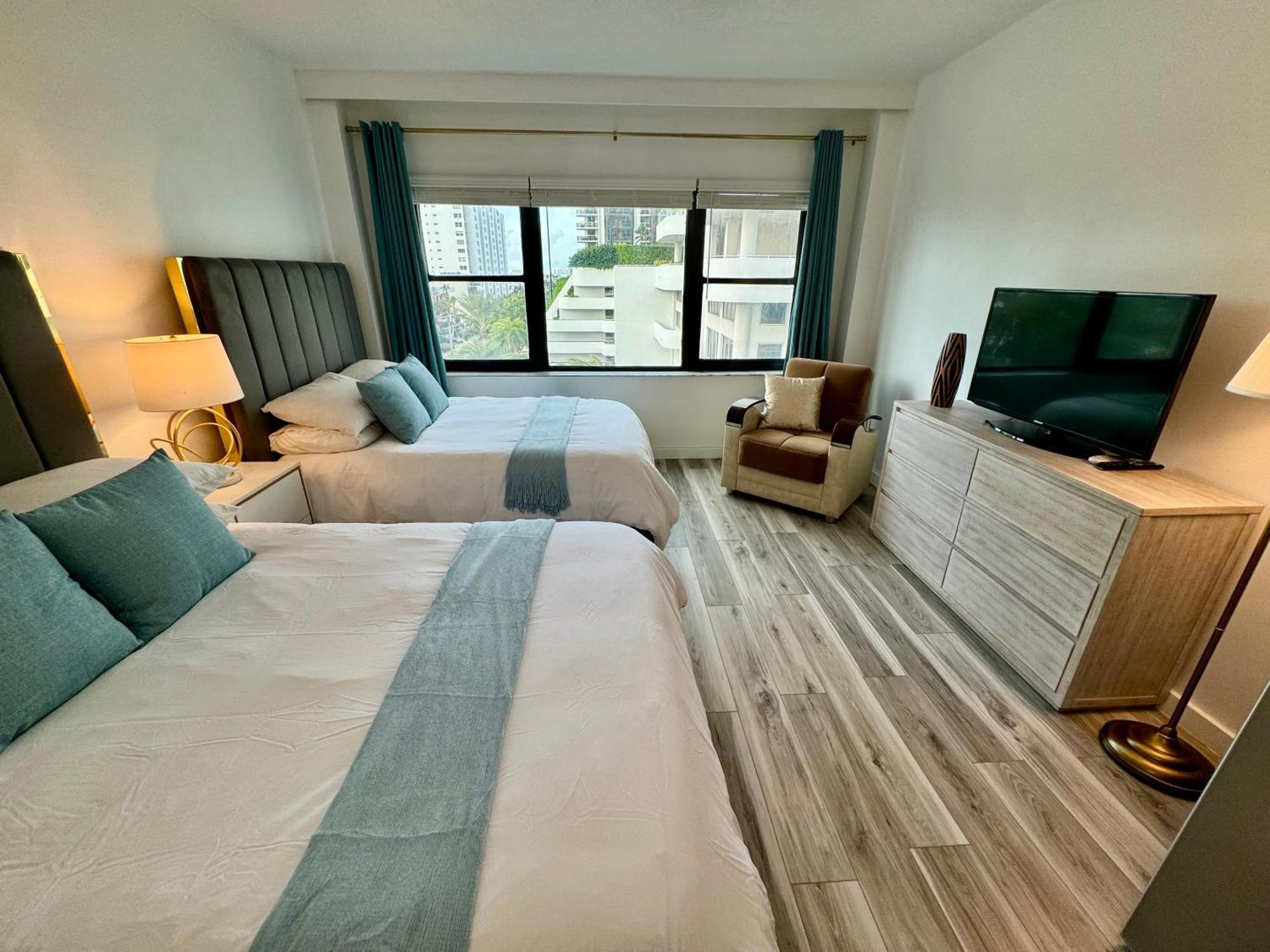 Apartment Directly On The With Pool & Parking