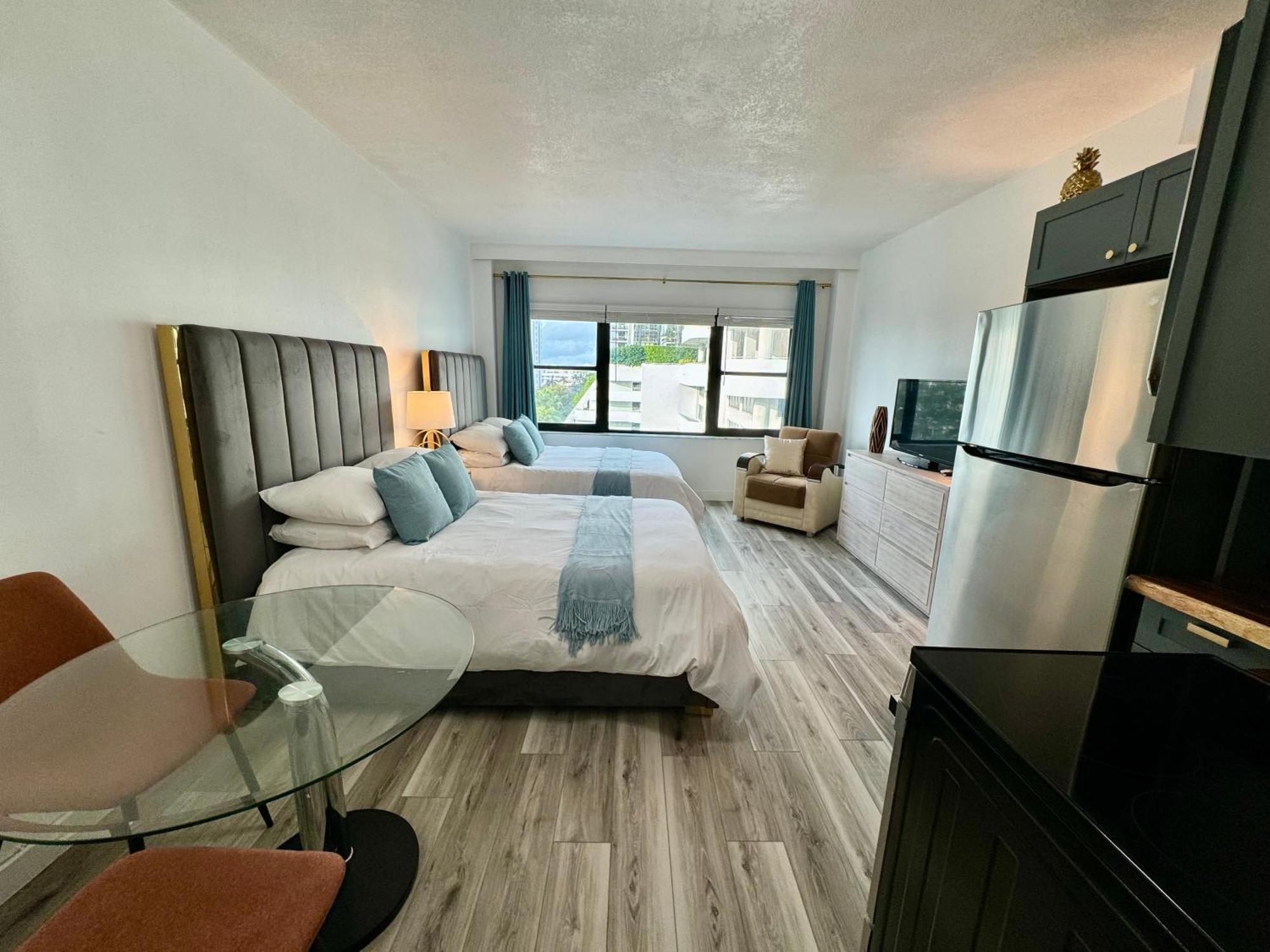 Apartment Directly On The With Pool & Parking *