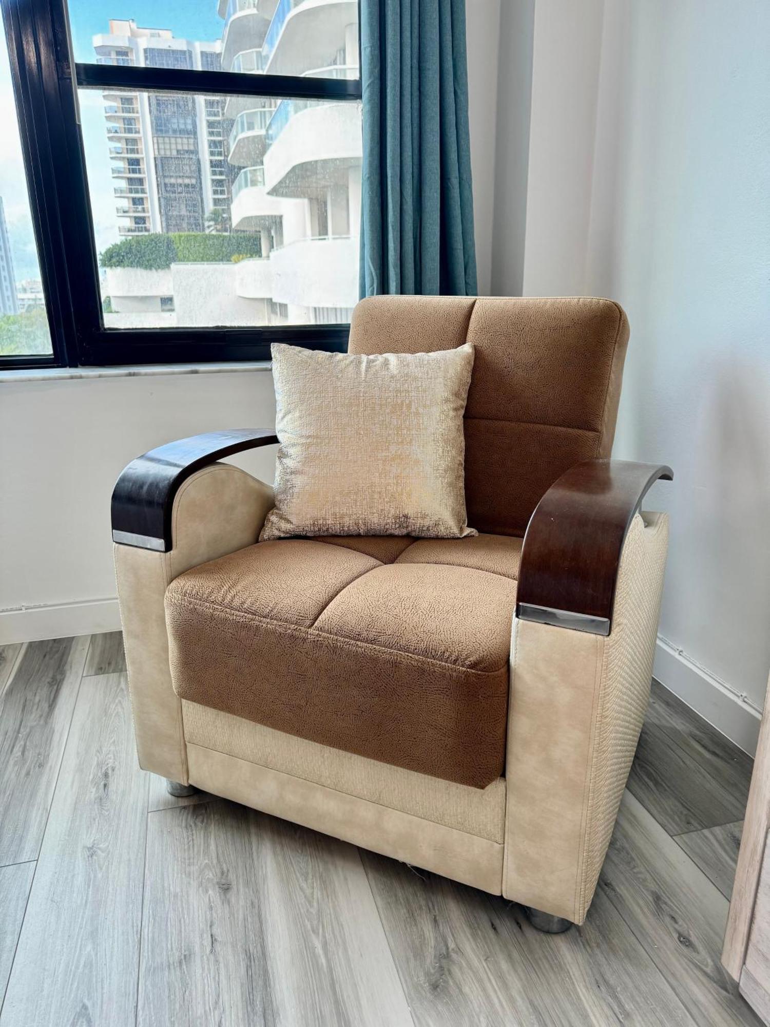 Directly On The With Pool & Parking Apartment *