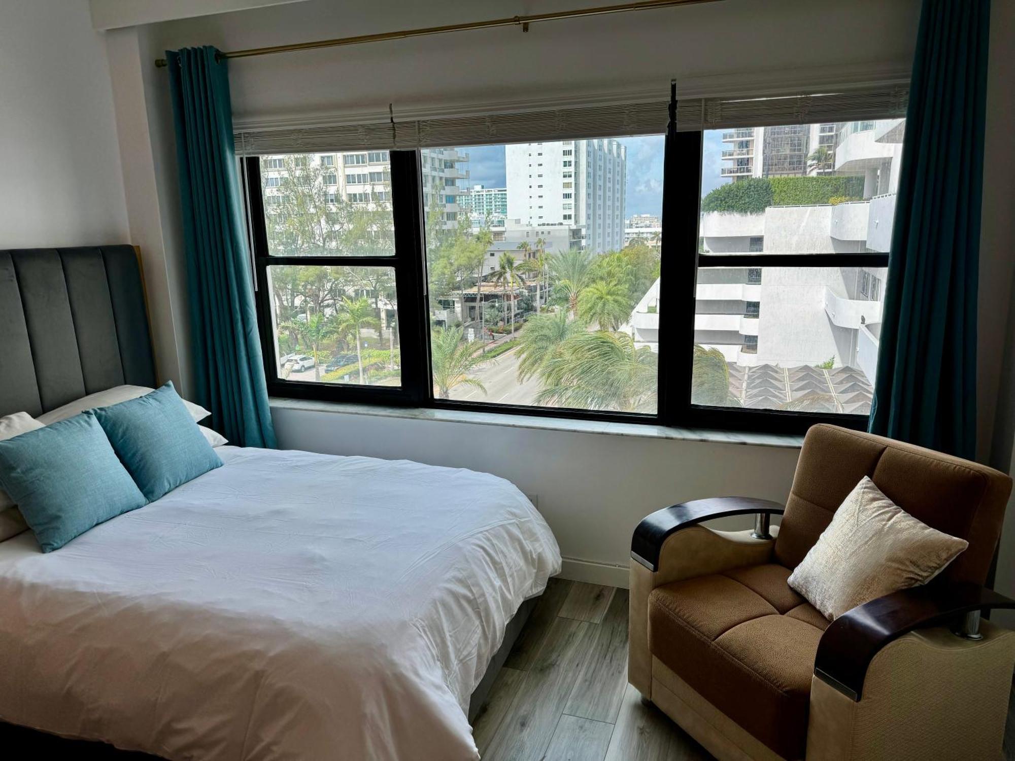 Directly On The With Pool & Parking Apartment Miami Beach