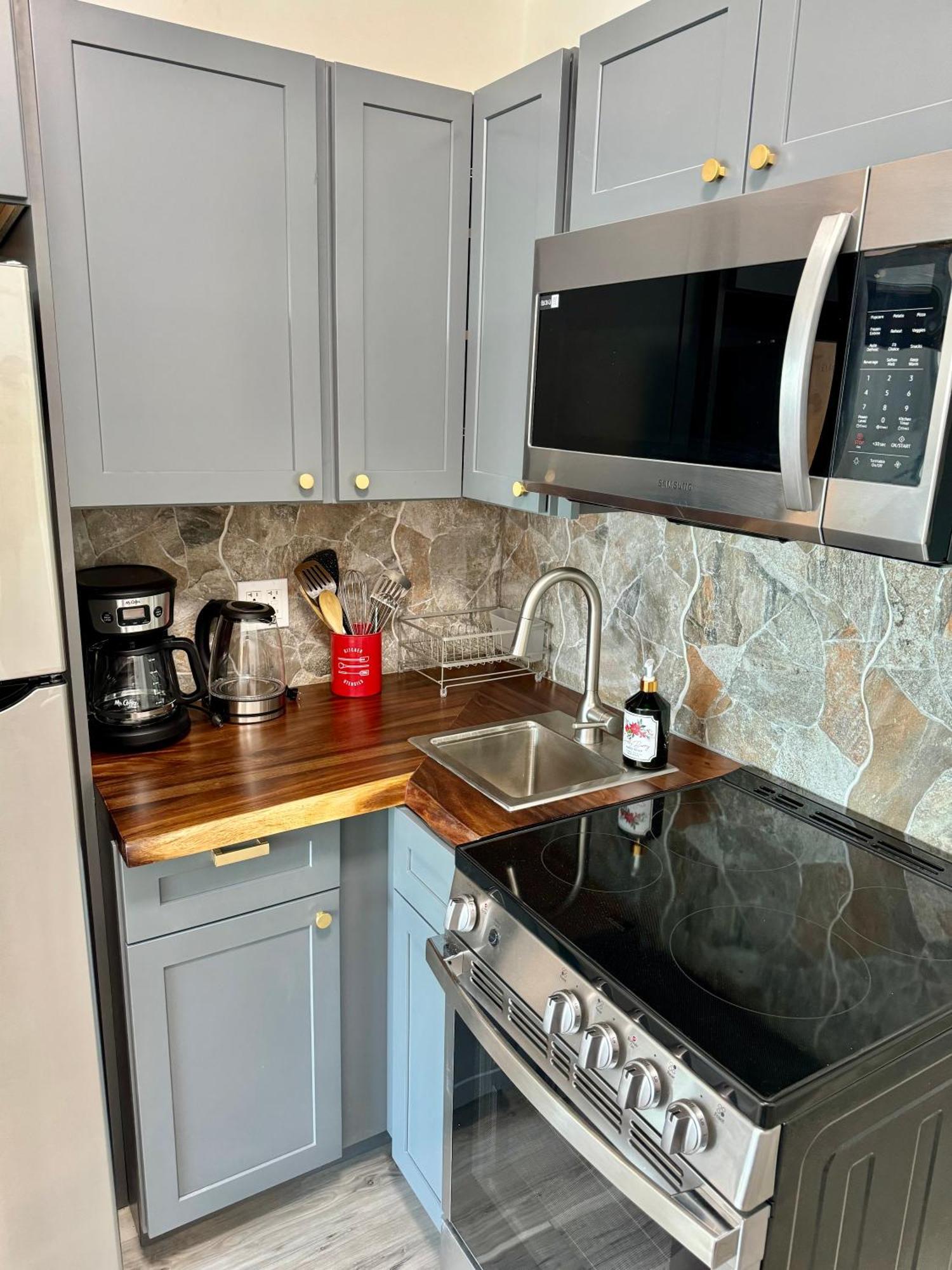 Apartment Directly On The With Pool & Parking