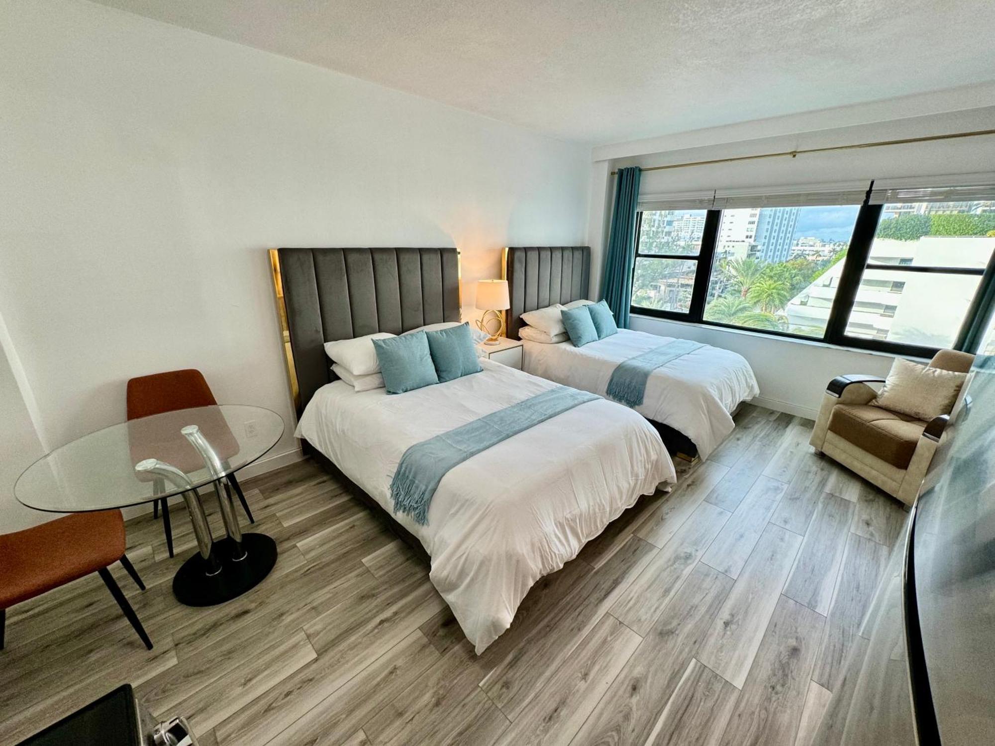 Apartment Directly On The With Pool & Parking *