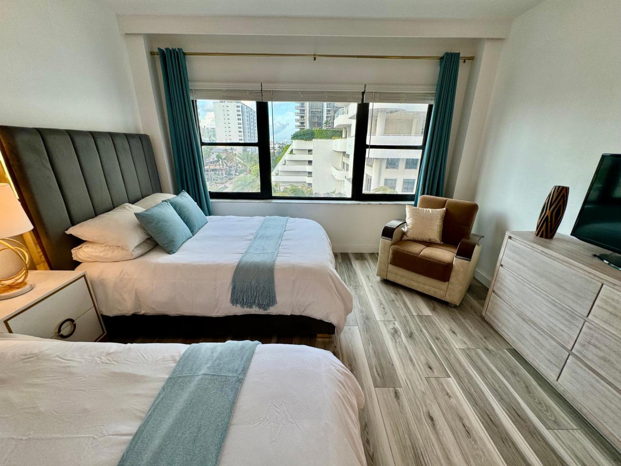Directly On The With Pool & Parking * Miami Beach