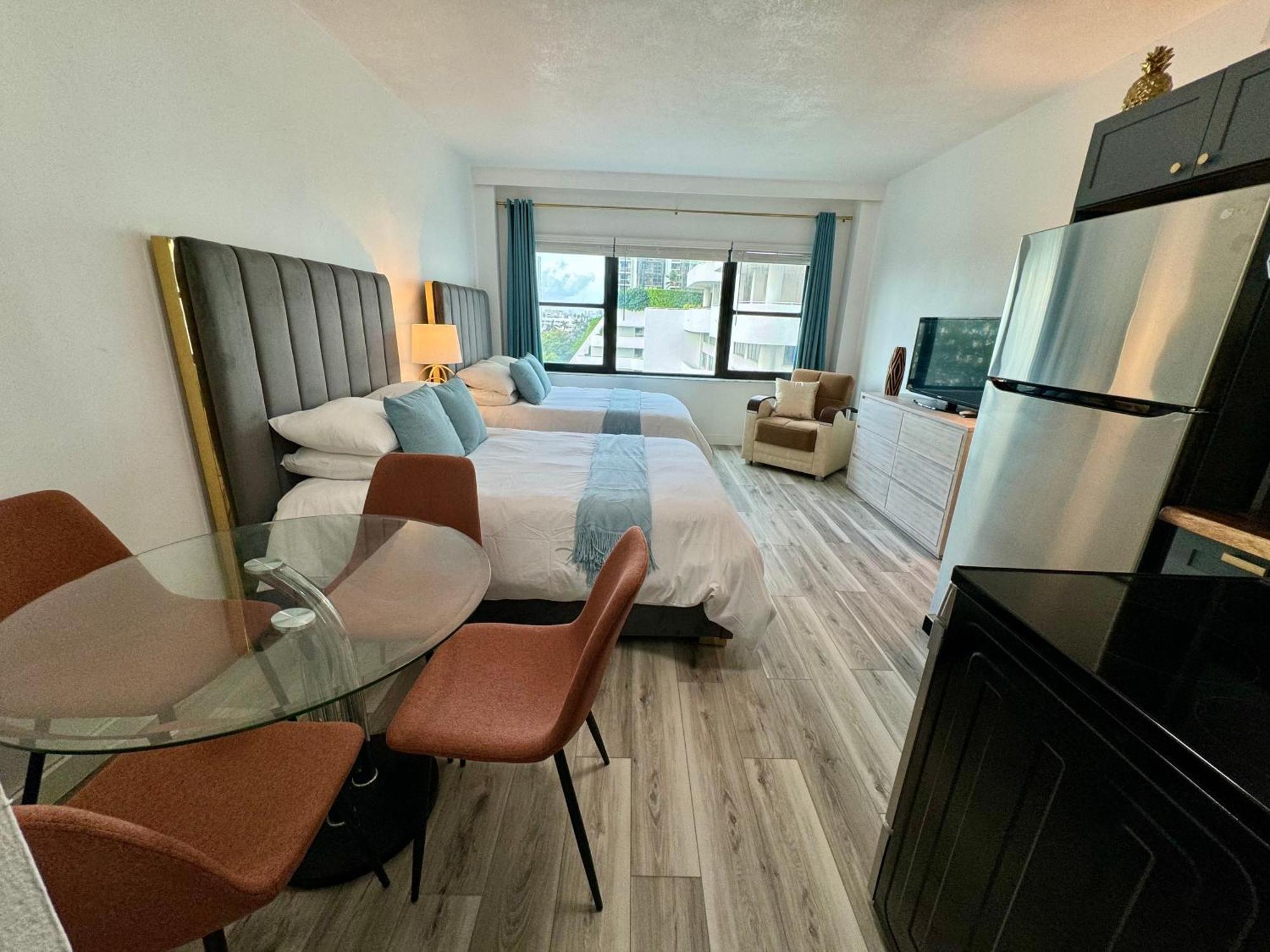 Apartment Directly On The With Pool & Parking