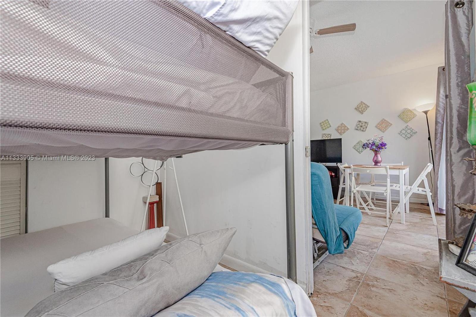 Cute, Cozy Walk To The Beach! Apartment *