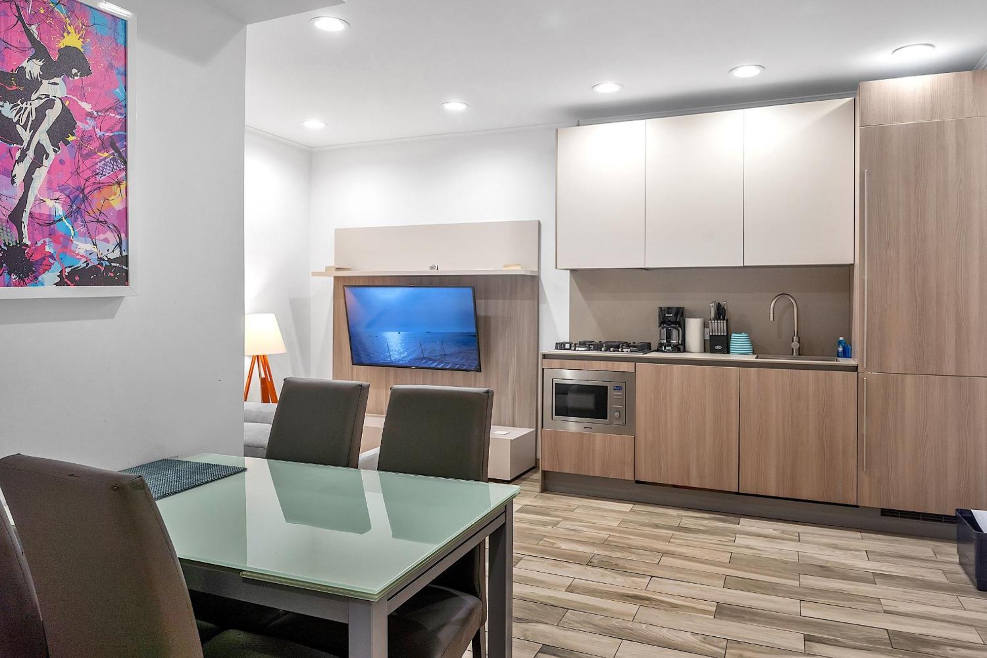 South Sofi With Direct Beach, Chairs, And Umbrella Access Apartment