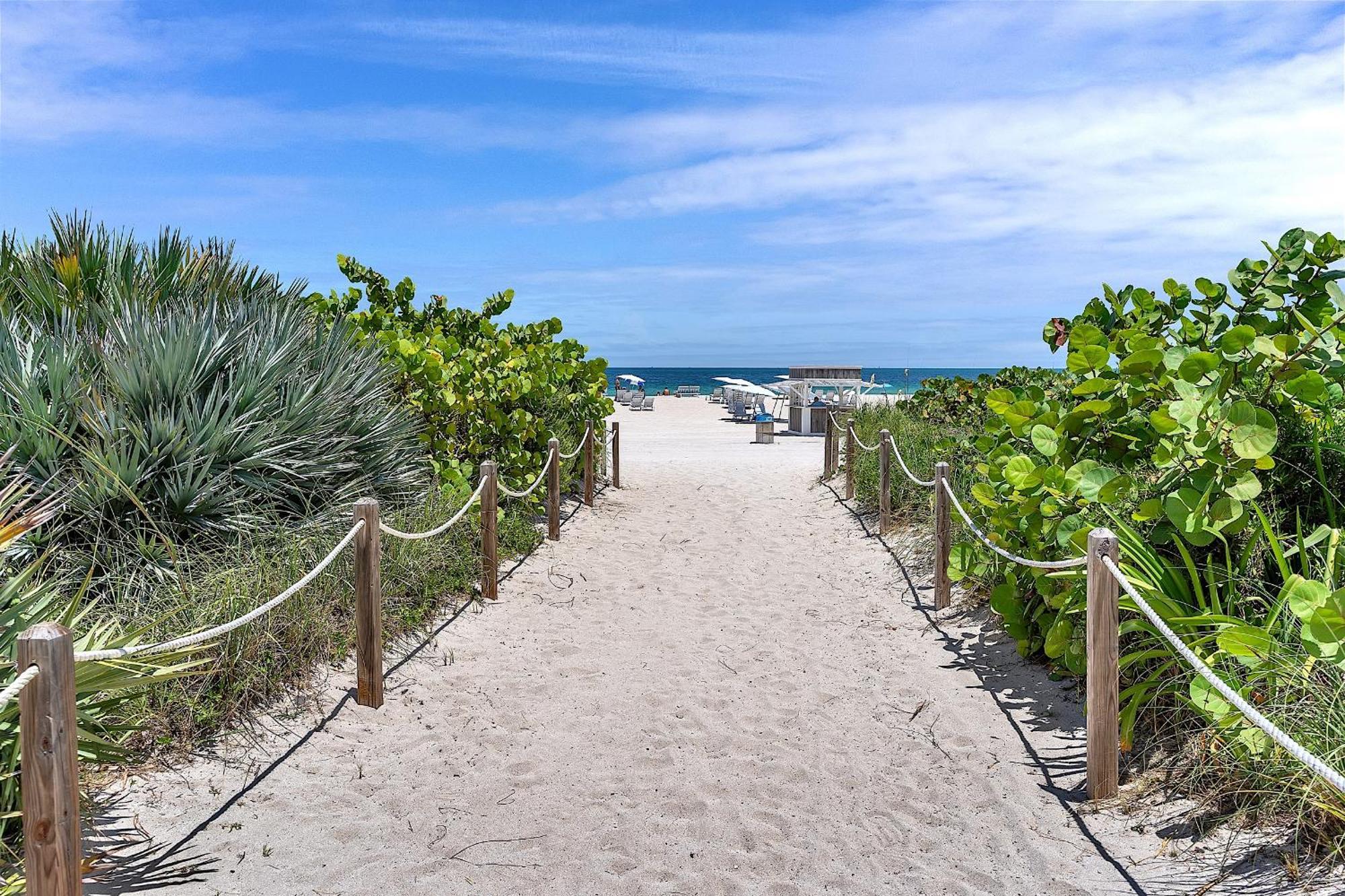 South Sofi With Direct Beach, Chairs, And Umbrella Access * Miami Beach