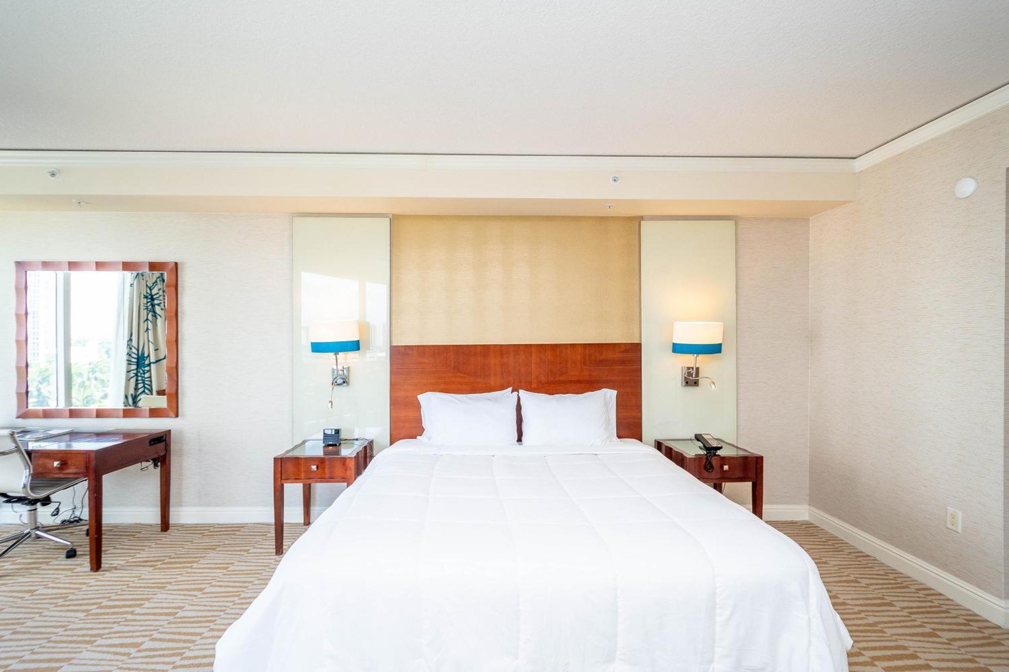 Apartment Luxury Trump International Ocean View 1100sf 1 Bd