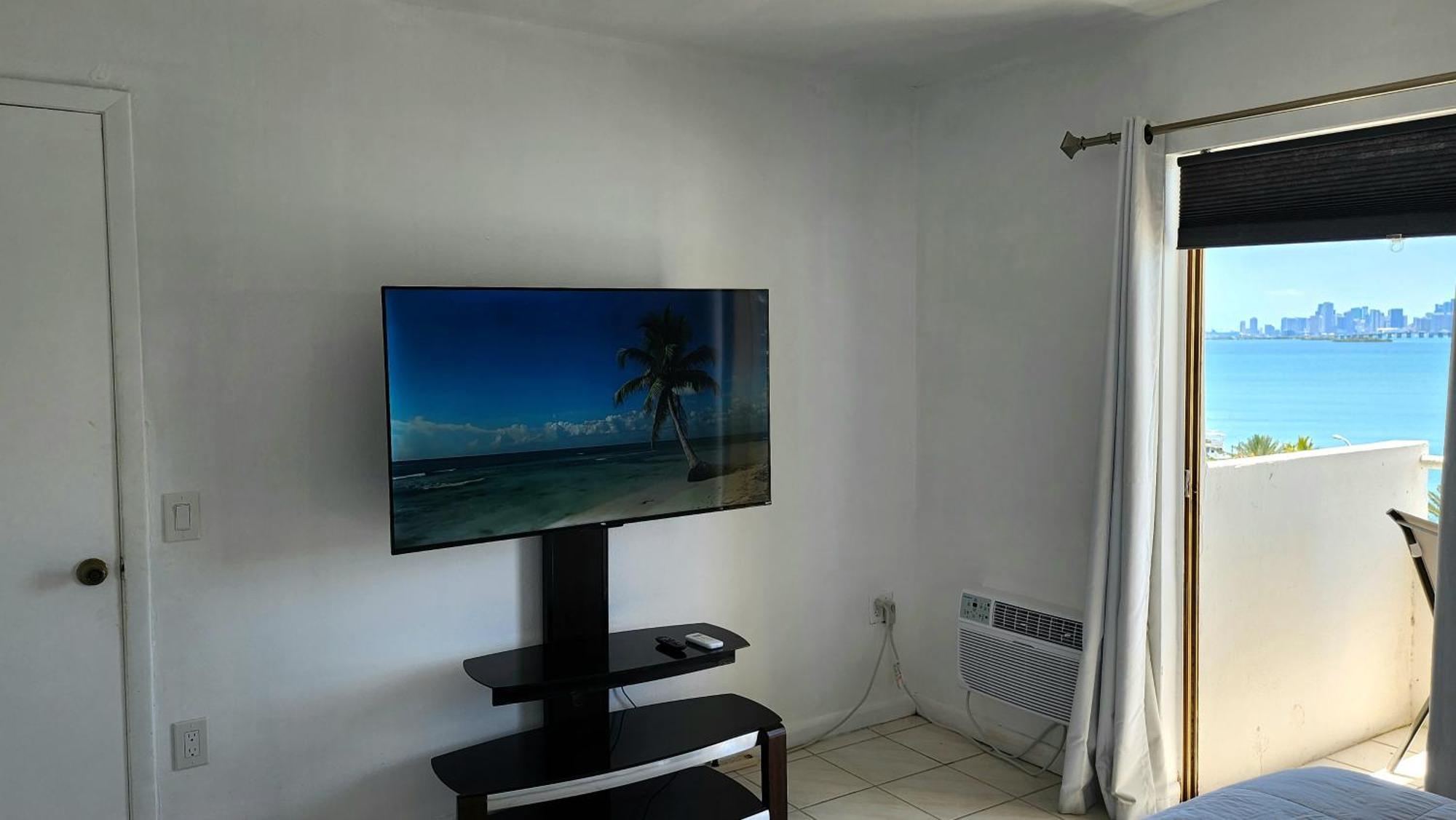 Bayfront Breathtaking Views- One Bedroom W Balcony- Living -free Parking *