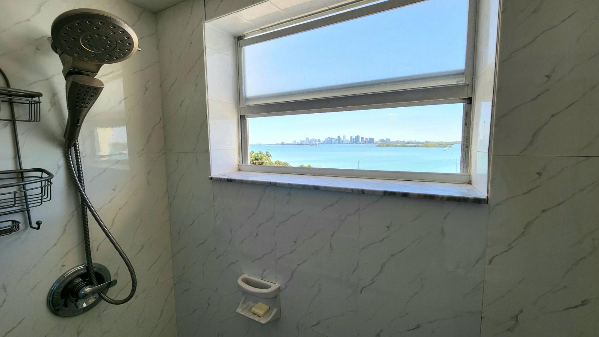 Apartment Bayfront Breathtaking Views- One Bedroom W Balcony- Living -free Parking
