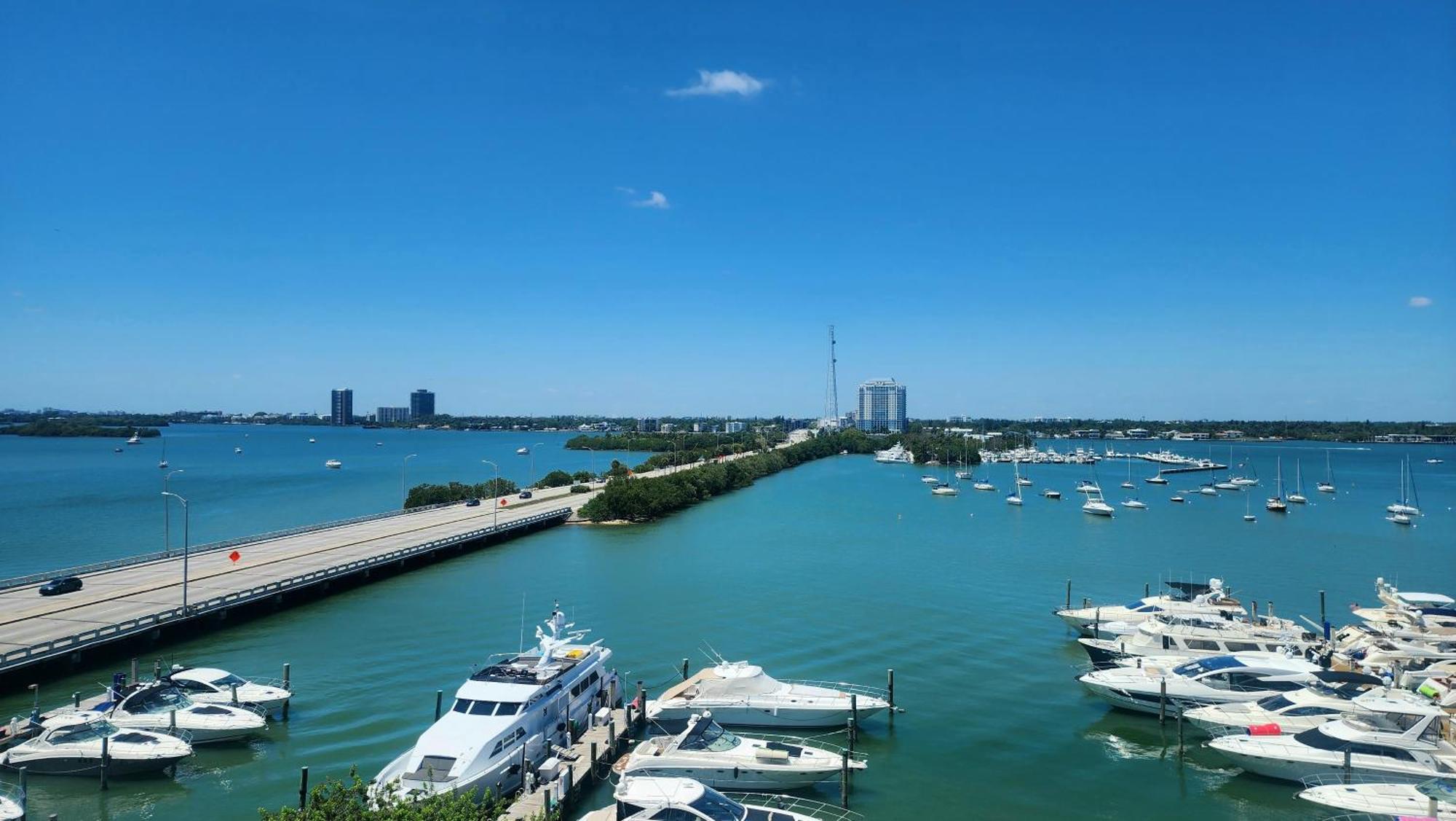 Bayfront Breathtaking Views- One Bedroom W Balcony- Living -free Parking *