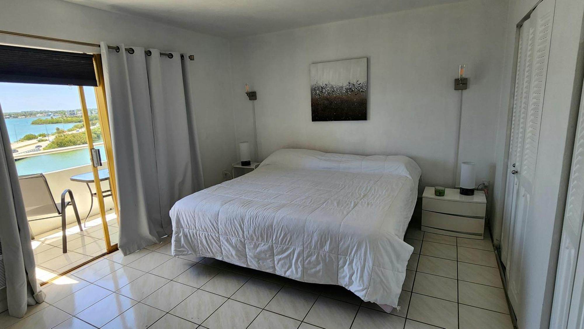 Bayfront Breathtaking Views- One Bedroom W Balcony- Living -free Parking Apartment *