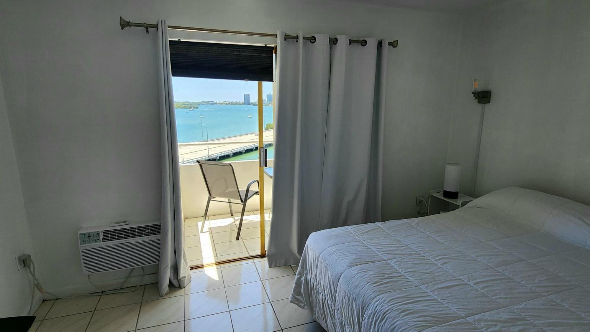 Apartment Bayfront Breathtaking Views- One Bedroom W Balcony- Living -free Parking