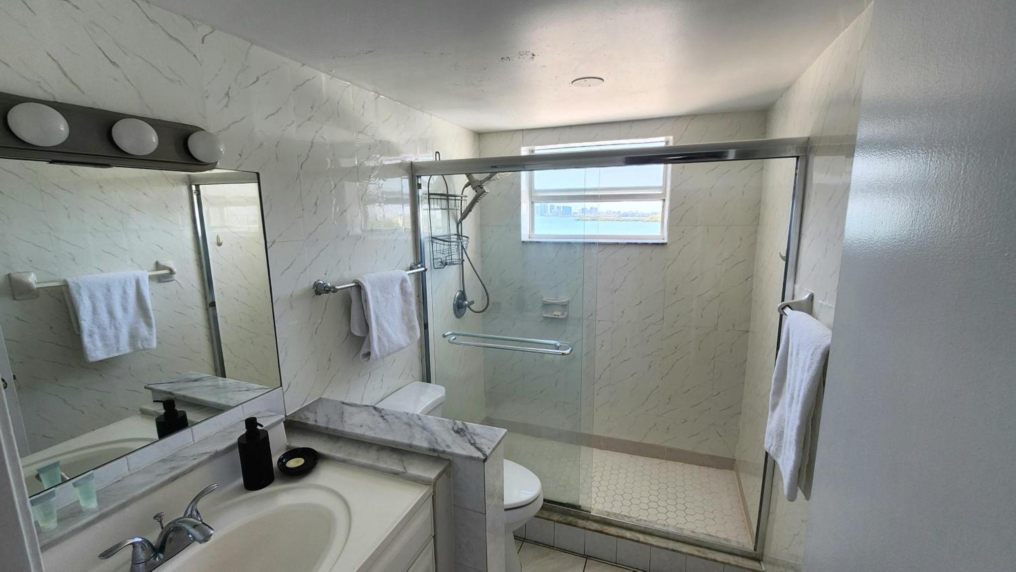 Apartment Bayfront Breathtaking Views- One Bedroom W Balcony- Living -free Parking *