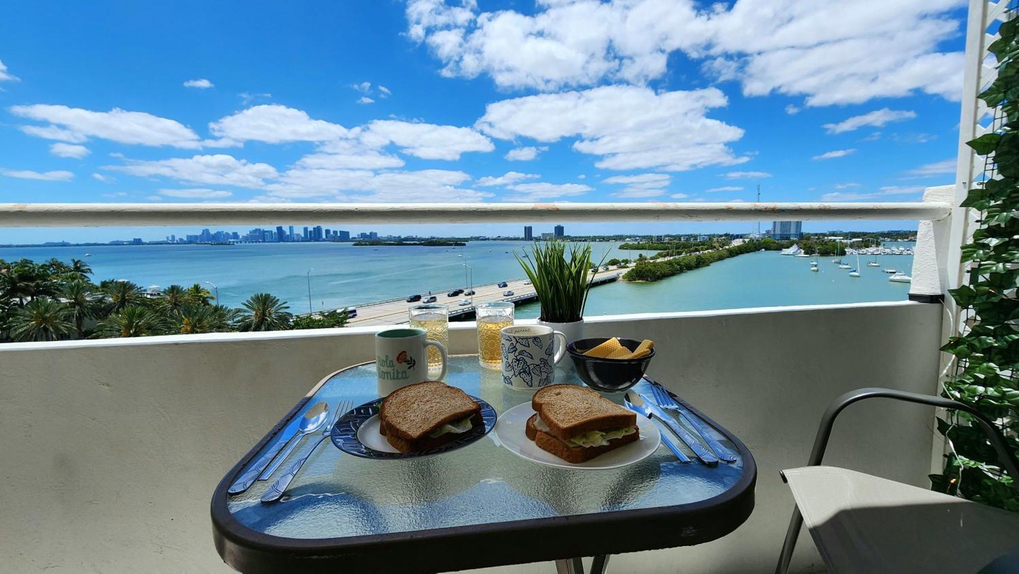 Bayfront Breathtaking Views- One Bedroom W Balcony- Living -free Parking Apartment *