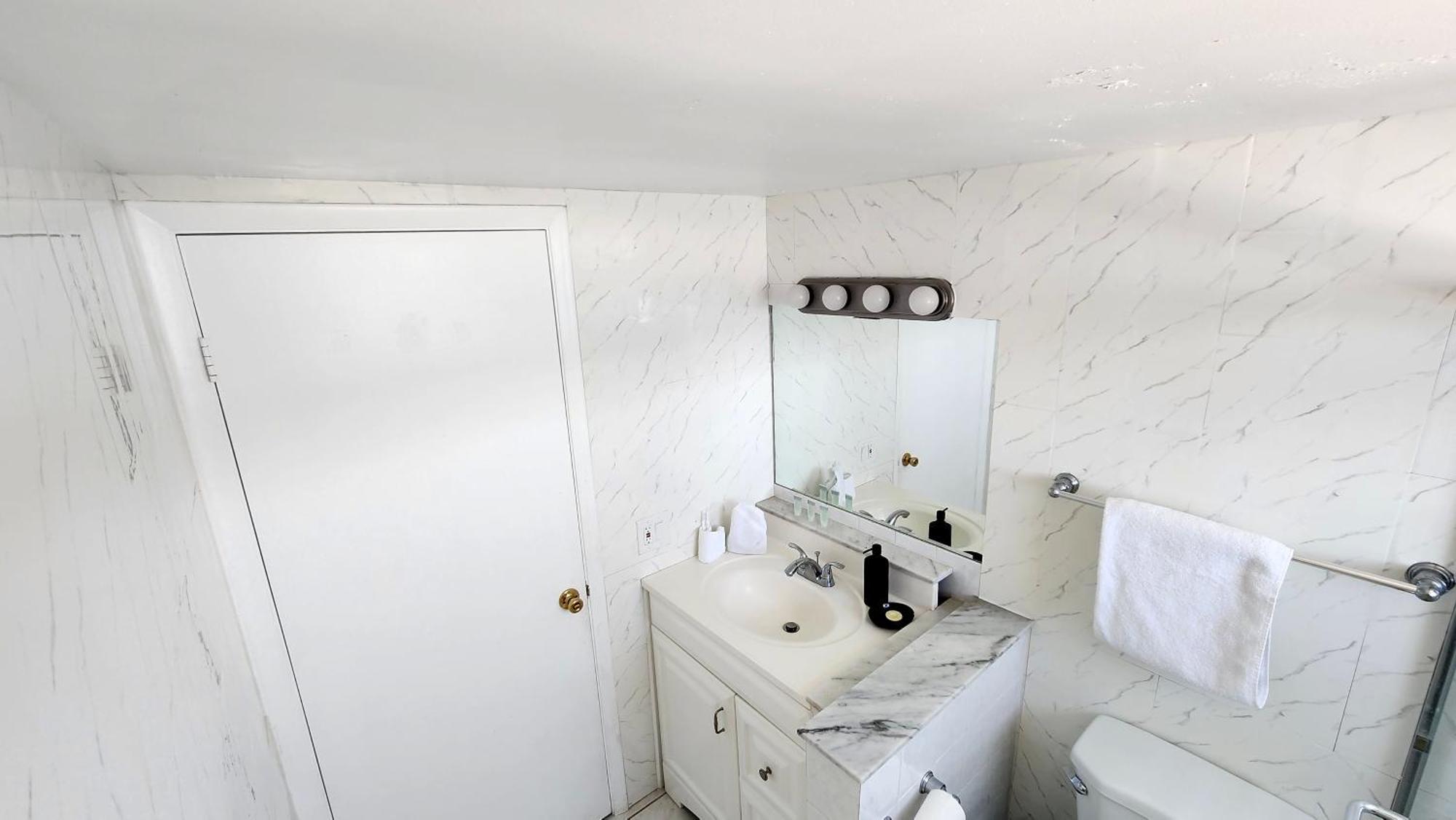 Bayfront Breathtaking Views- One Bedroom W Balcony- Living -free Parking Apartment