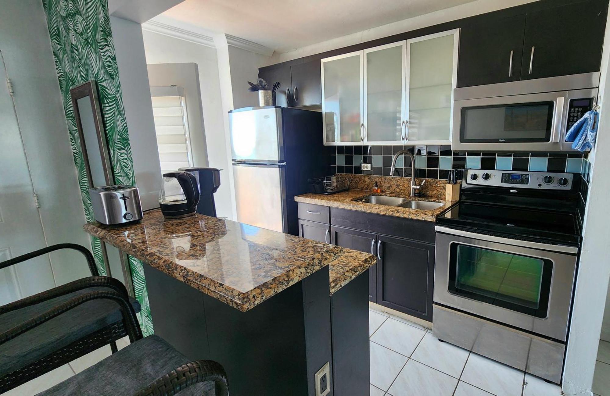 Bayfront Breathtaking Views- One Bedroom W Balcony- Living -free Parking Apartment *