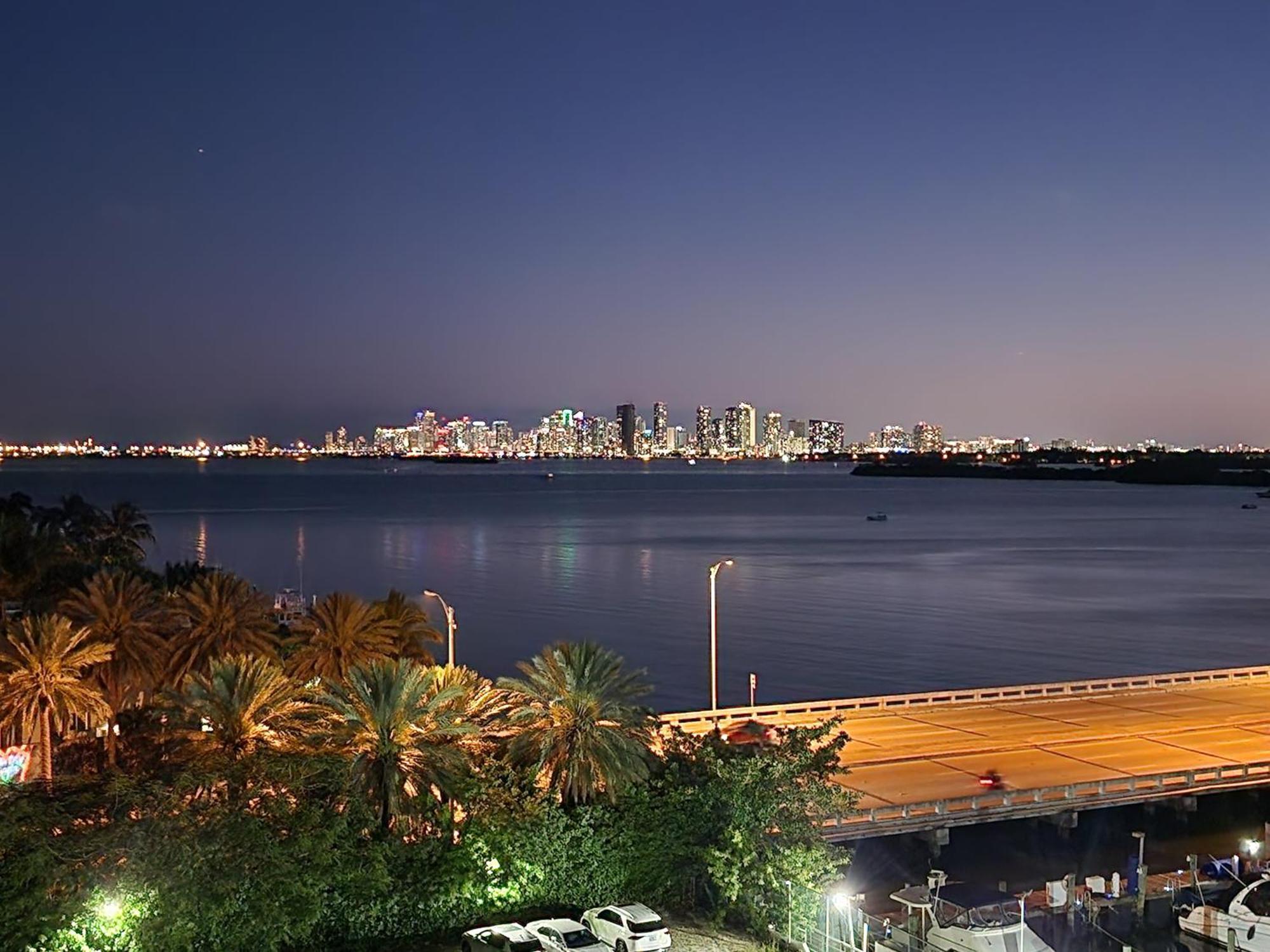 Bayfront Breathtaking Views- One Bedroom W Balcony- Living -free Parking * Miami Beach