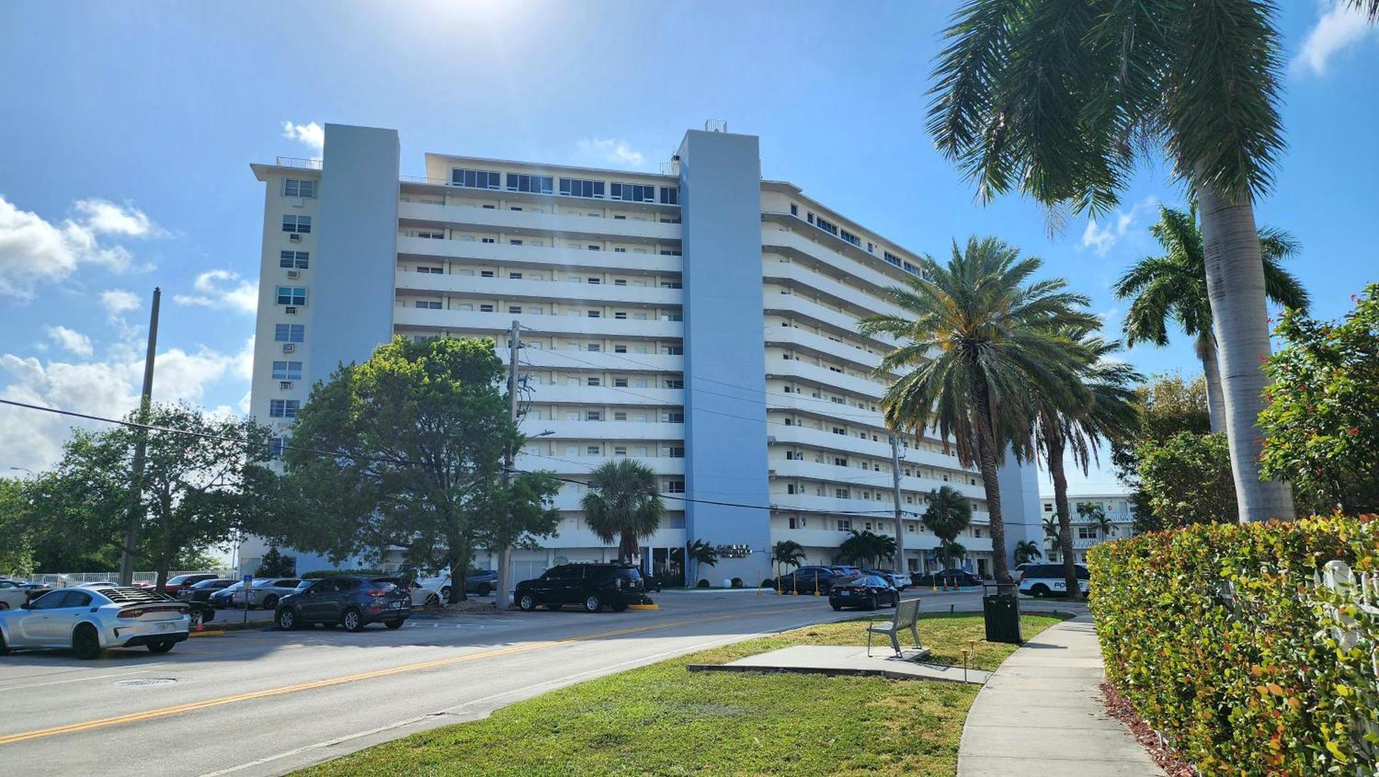 Bayfront Breathtaking Views- One Bedroom W Balcony- Living -free Parking Apartment
