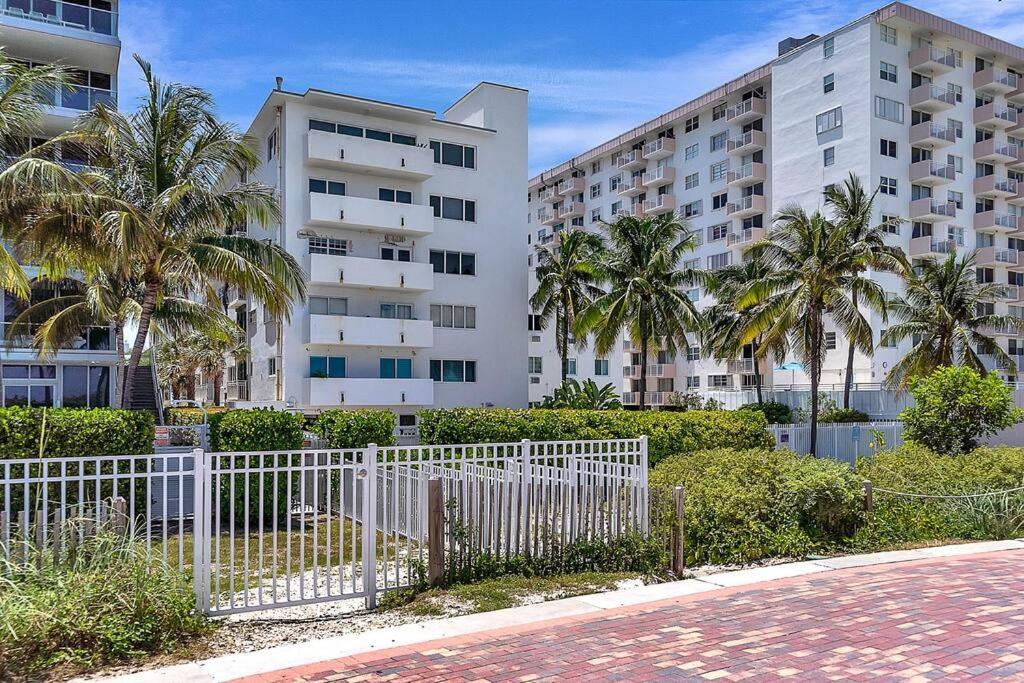 South Sofi With Direct Beach, Chairs, And Umbrella Access Miami Beach