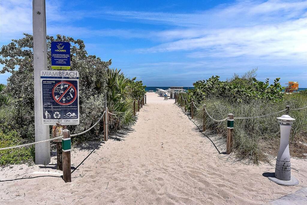 South Sofi With Direct Beach, Chairs, And Umbrella Access Apartment