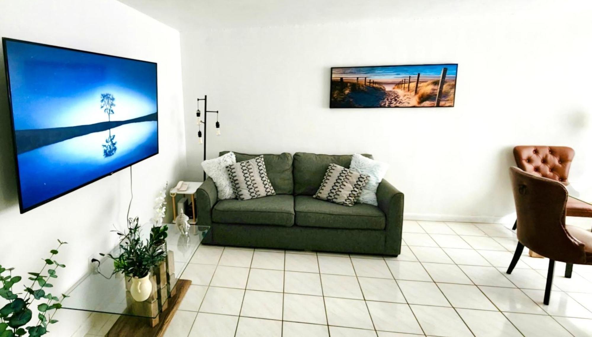 Apartment Bayfront Breathtaking Views- One Bedroom W Balcony- Living -free Parking *