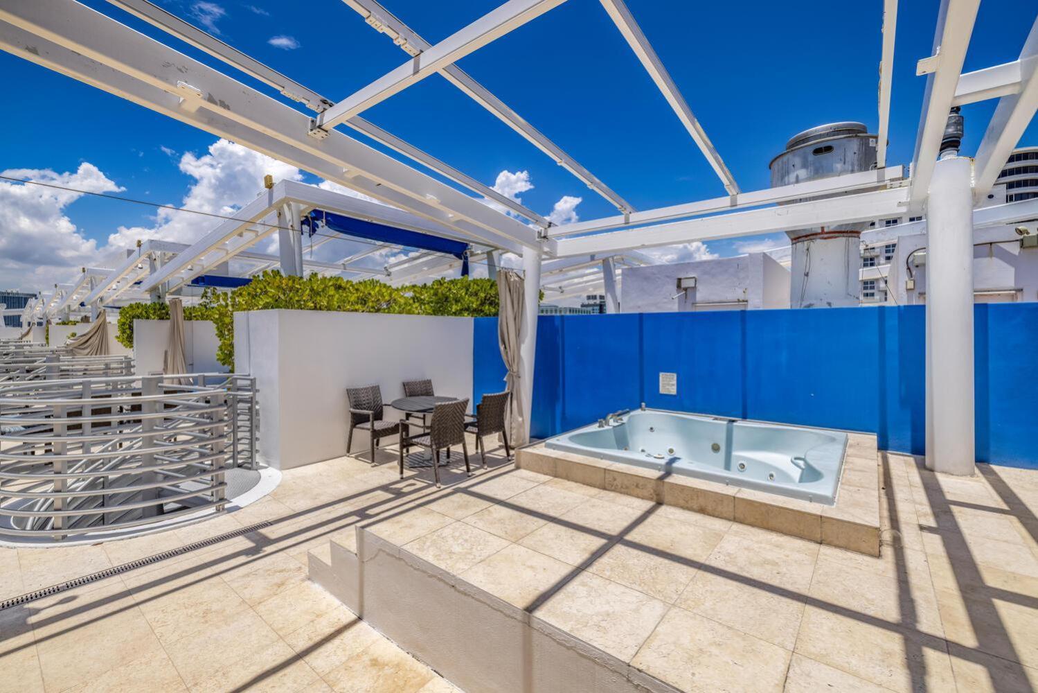 Large On Ocean Drive With Direct Access To The Apartment *