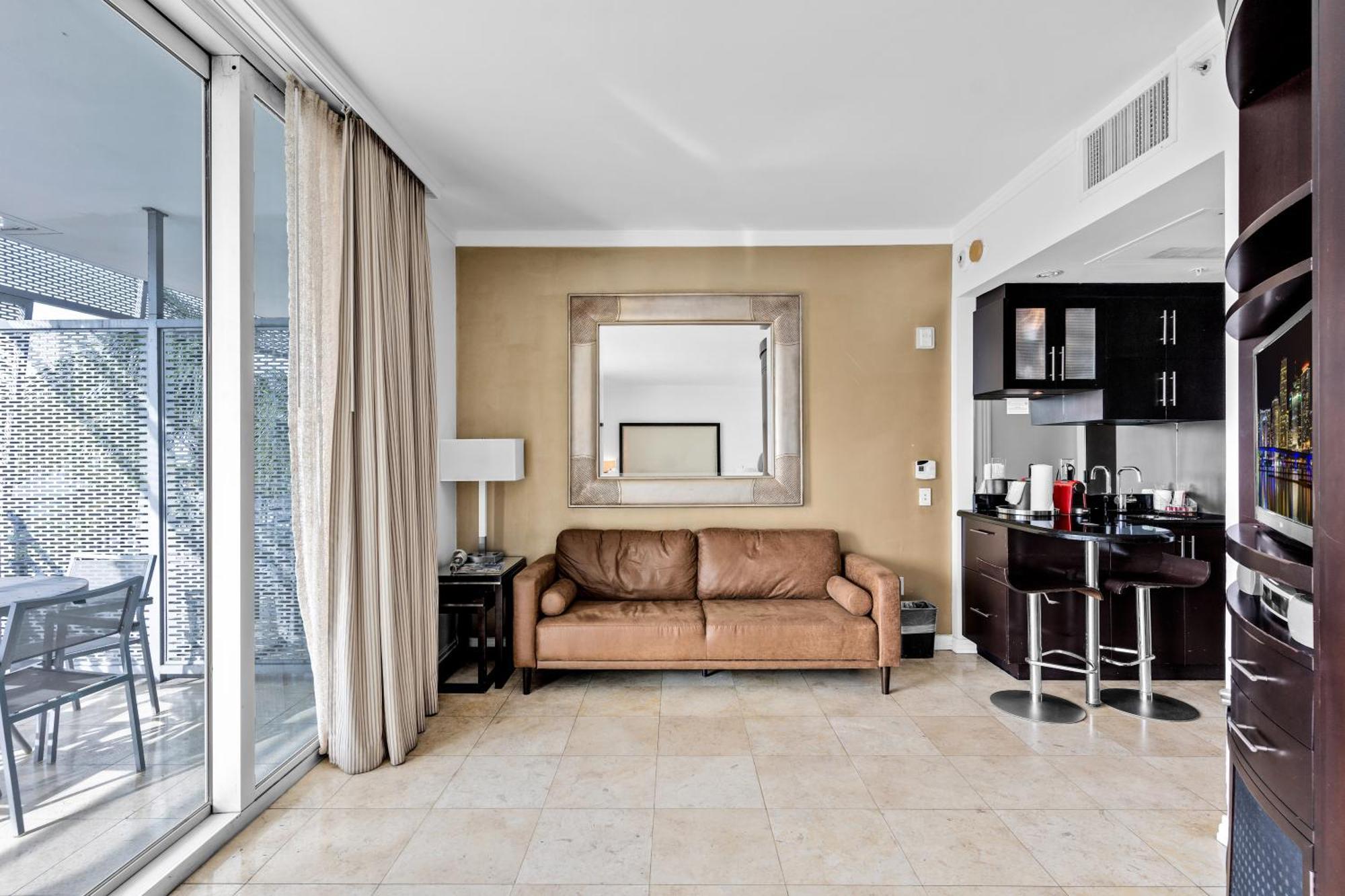 Large On Ocean Drive With Direct Access To The Apartment