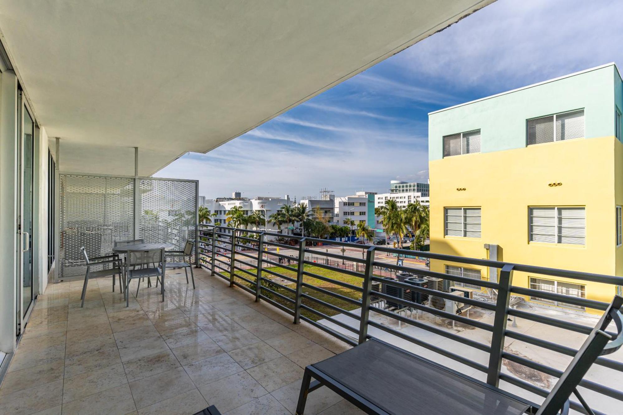 Large On Ocean Drive With Direct Access To The Miami Beach