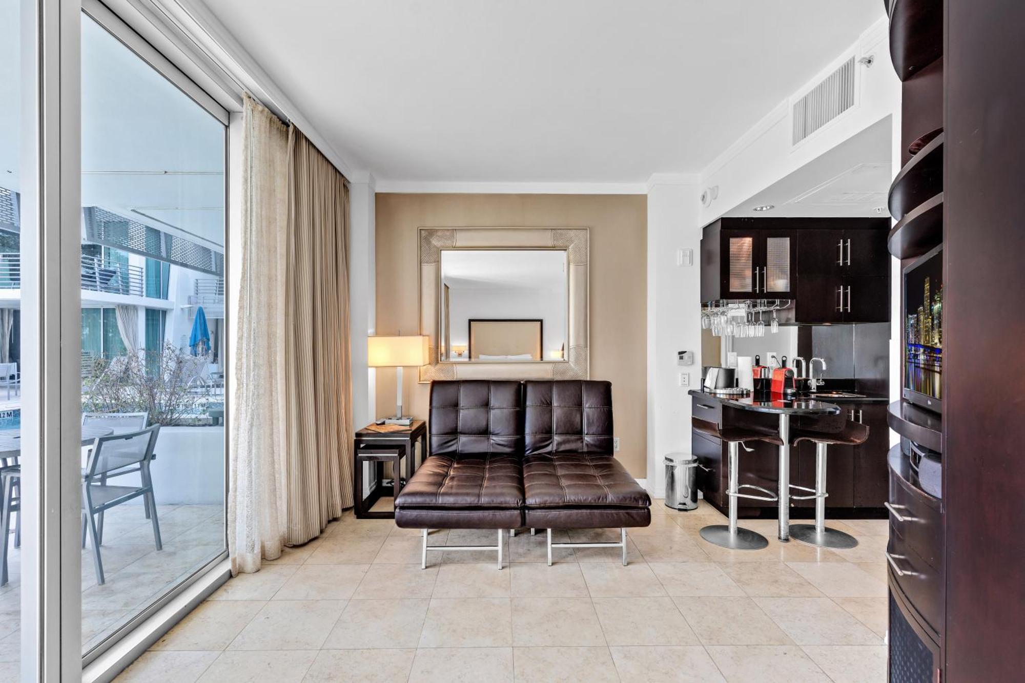 Large On Ocean Drive With Direct Access To The Miami Beach