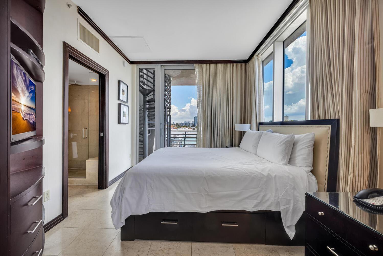 Large On Ocean Drive With Direct Access To The * Miami Beach