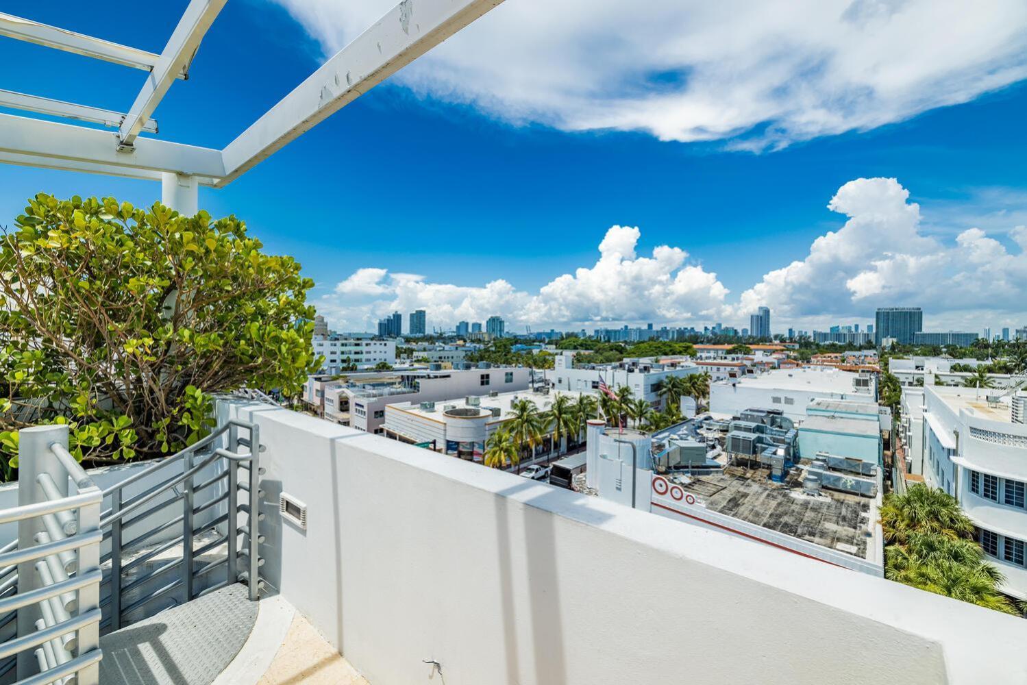 Large On Ocean Drive With Direct Access To The