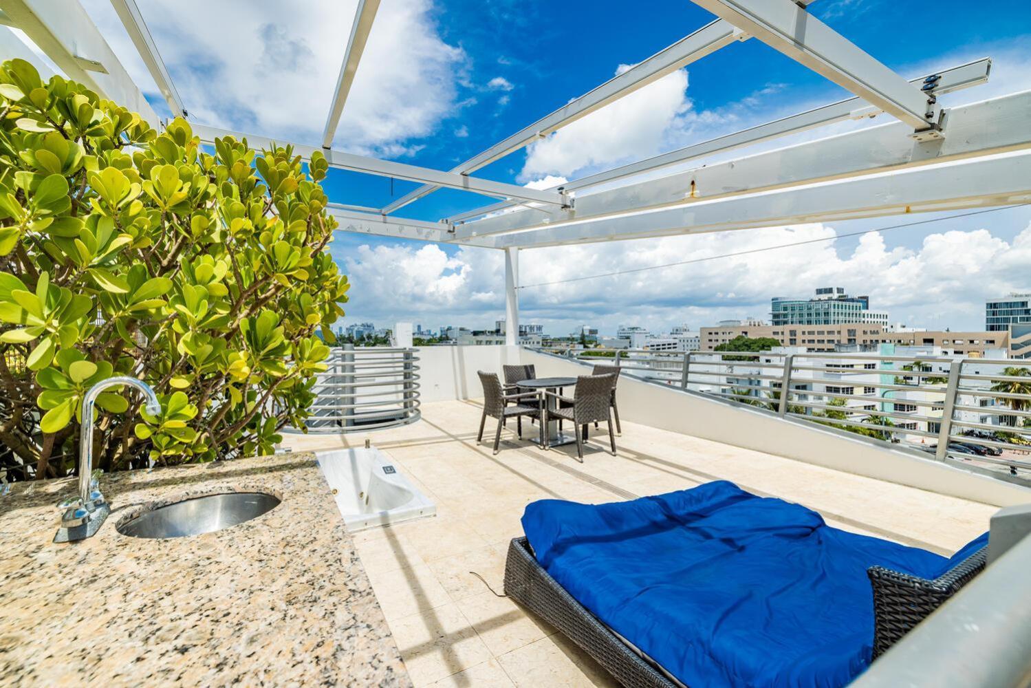 Large On Ocean Drive With Direct Access To The Apartment