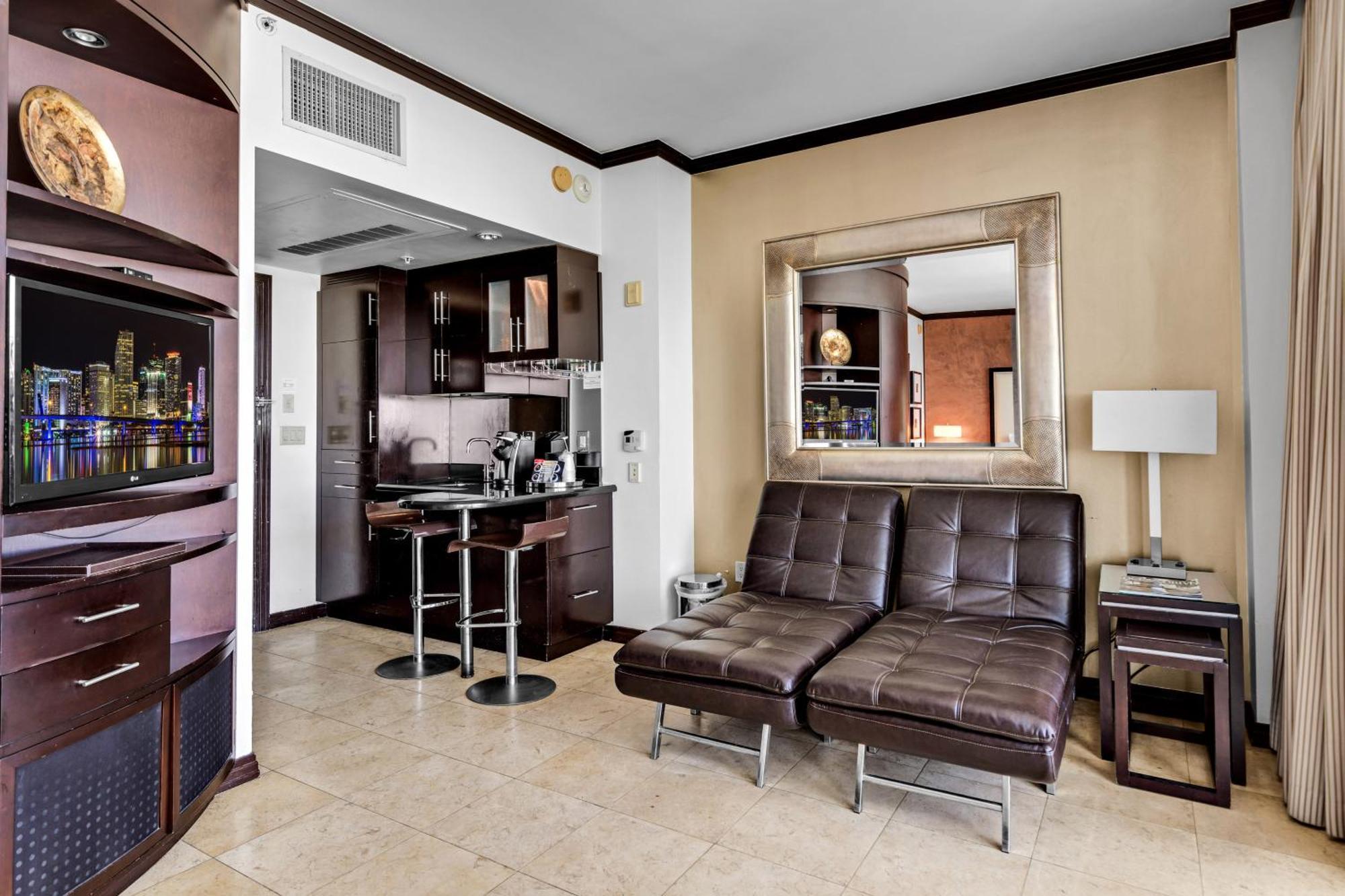 Large On Ocean Drive With Direct Access To The Miami Beach