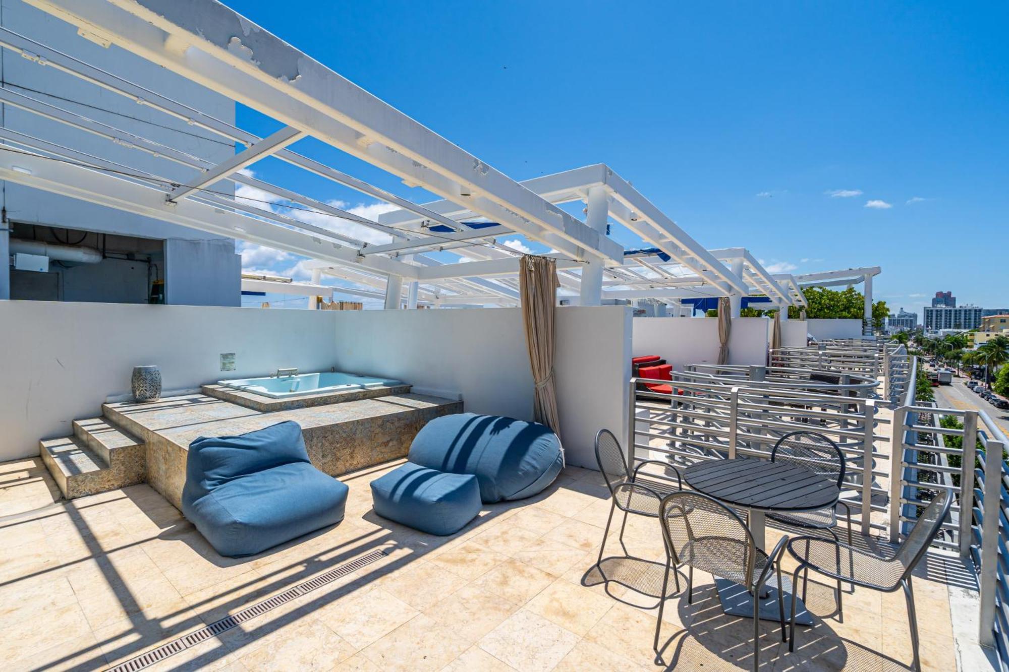 Large On Ocean Drive With Direct Access To The * Miami Beach