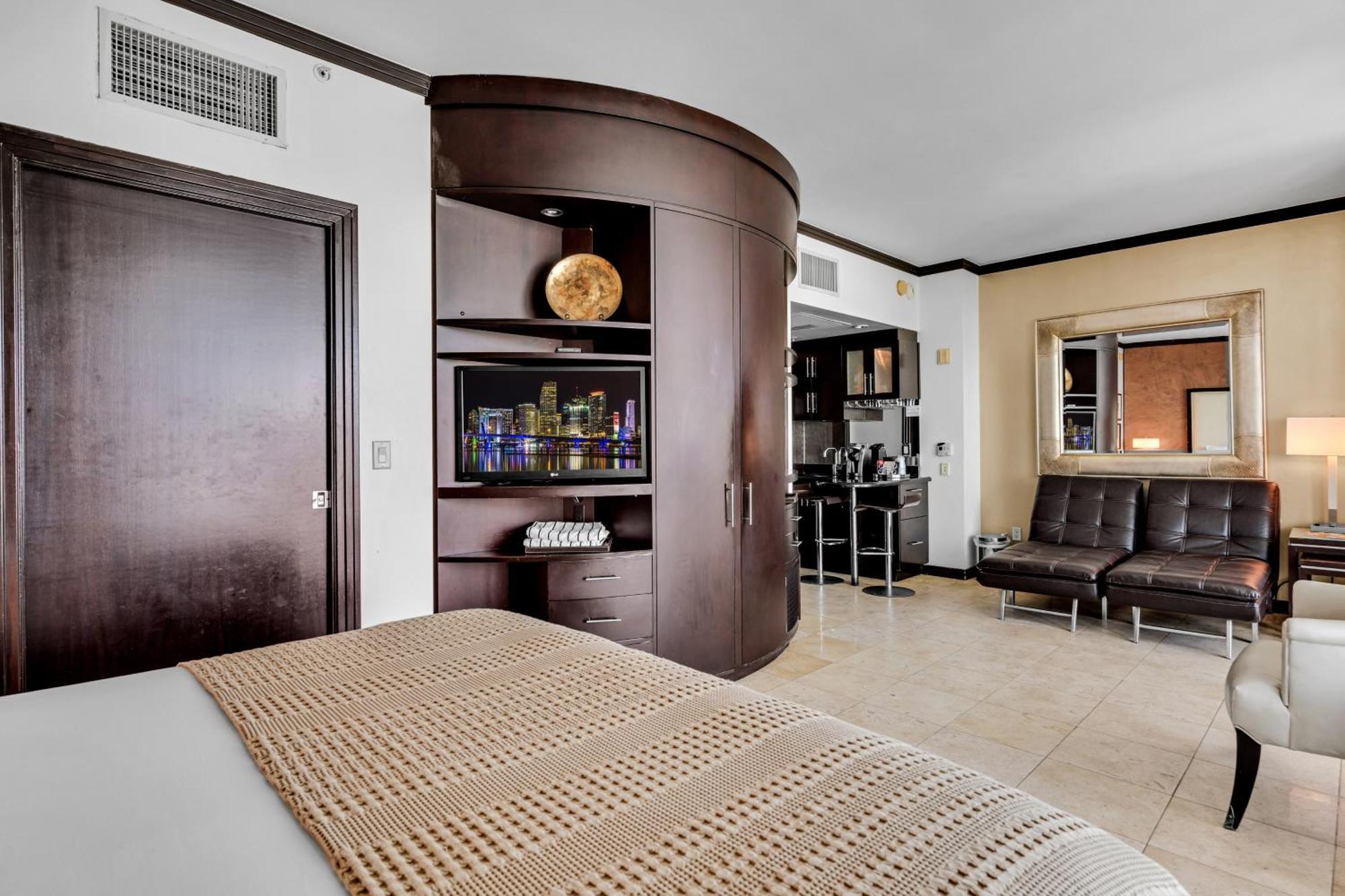 Large On Ocean Drive With Direct Access To The