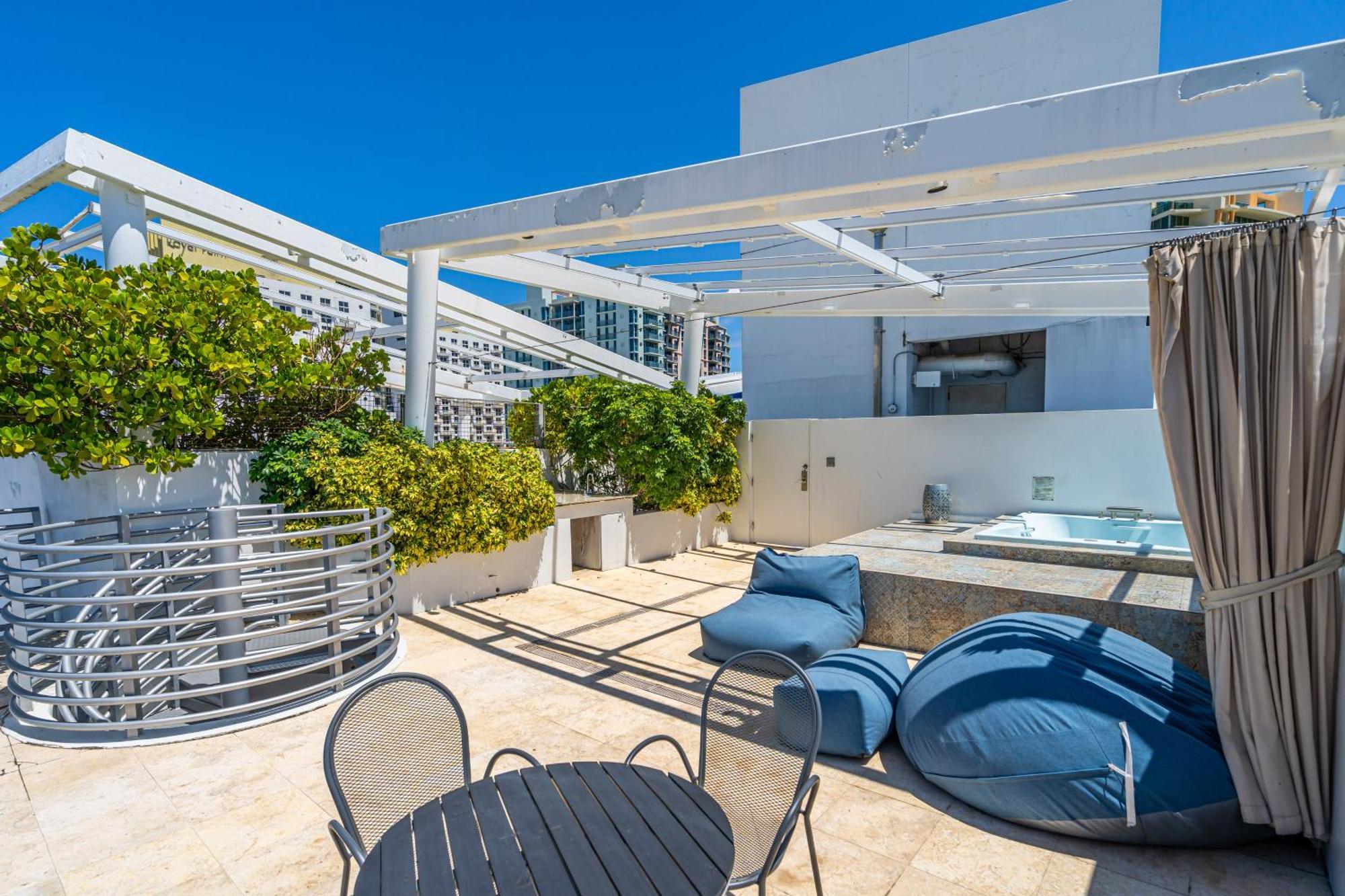 Large On Ocean Drive With Direct Access To The Miami Beach