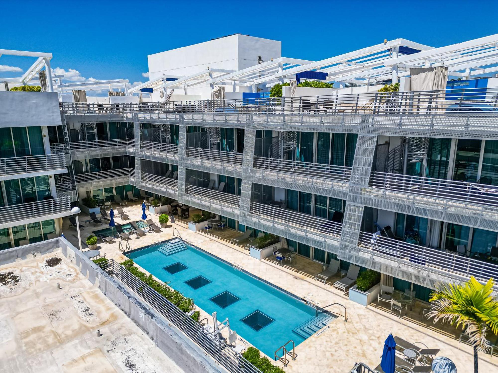 Large On Ocean Drive With Direct Access To The