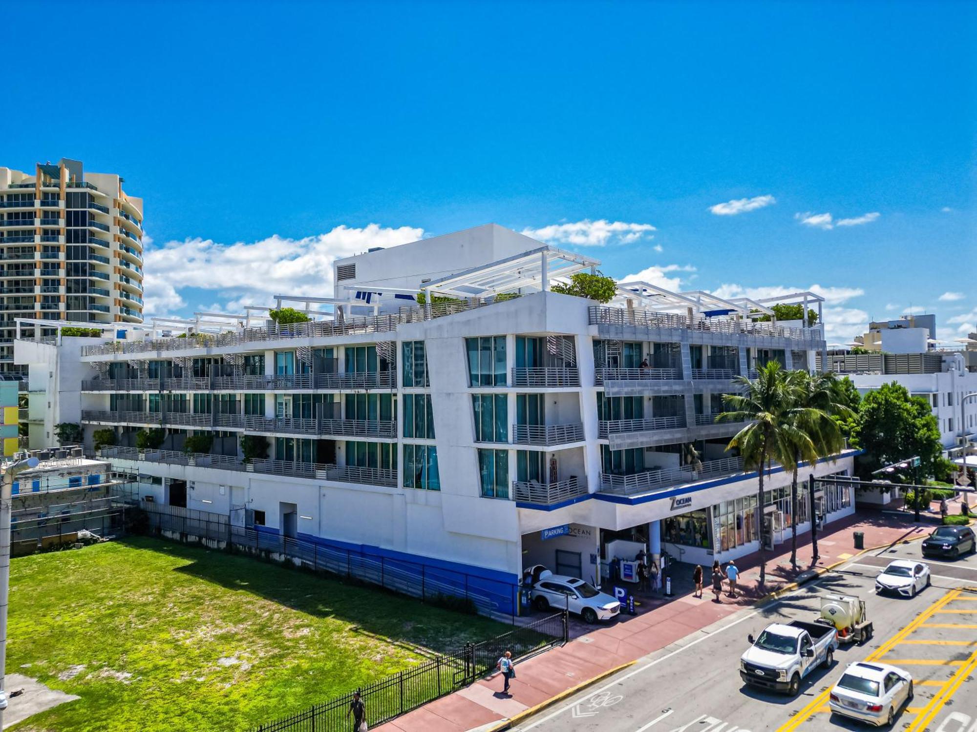 Large On Ocean Drive With Direct Access To The