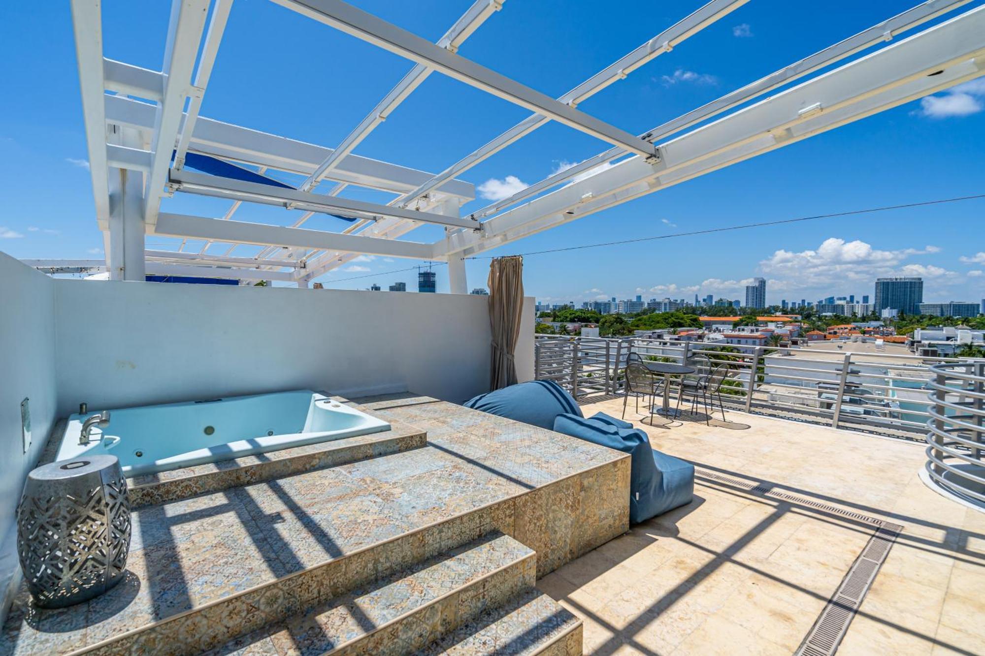 Large On Ocean Drive With Direct Access To The Apartment *