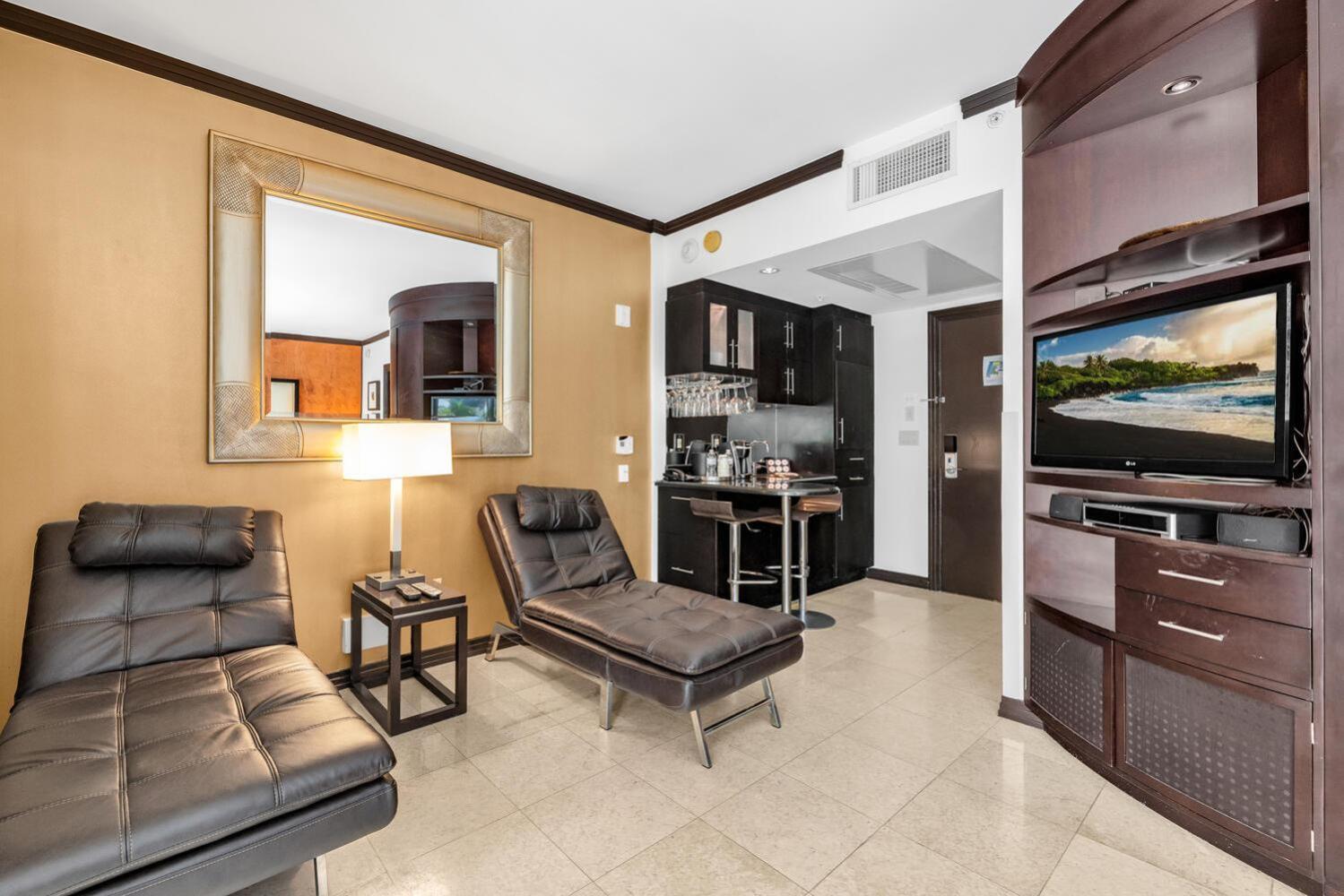 Large On Ocean Drive With Direct Access To The Apartment
