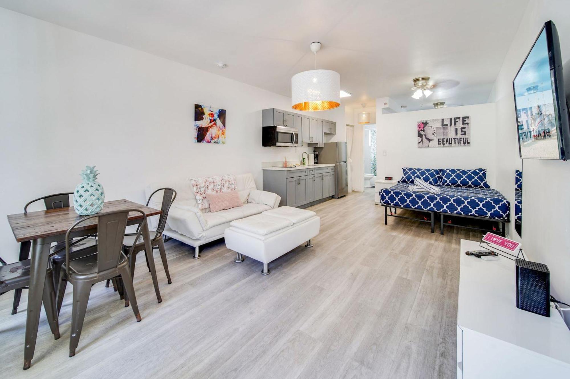 Beachy 1 B/r, W/2 Queen Beds, On Ocean Drive Apartment *