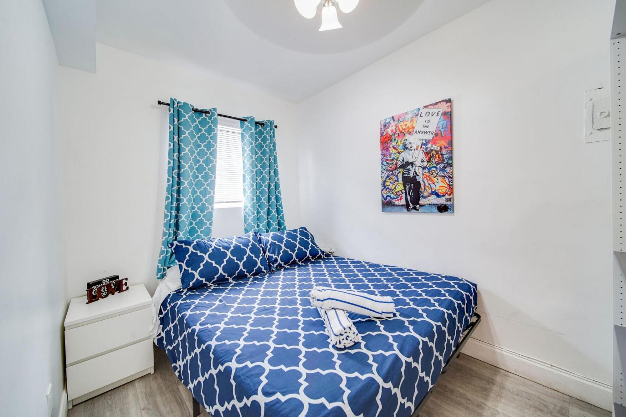 Beachy 1 B/r, W/2 Queen Beds, On Ocean Drive *