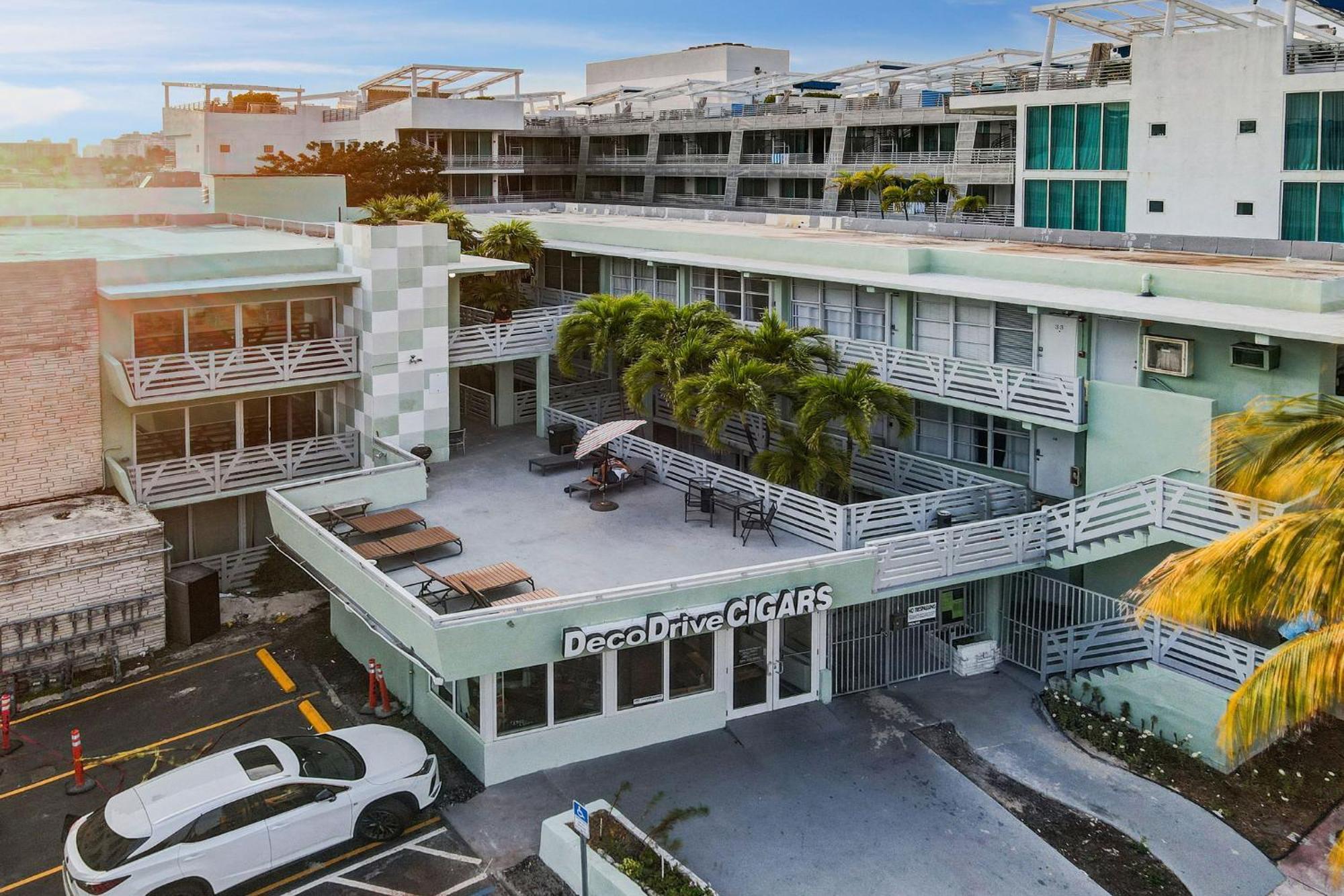 Apartment Beachy 1 B/r, W/2 Queen Beds, On Ocean Drive